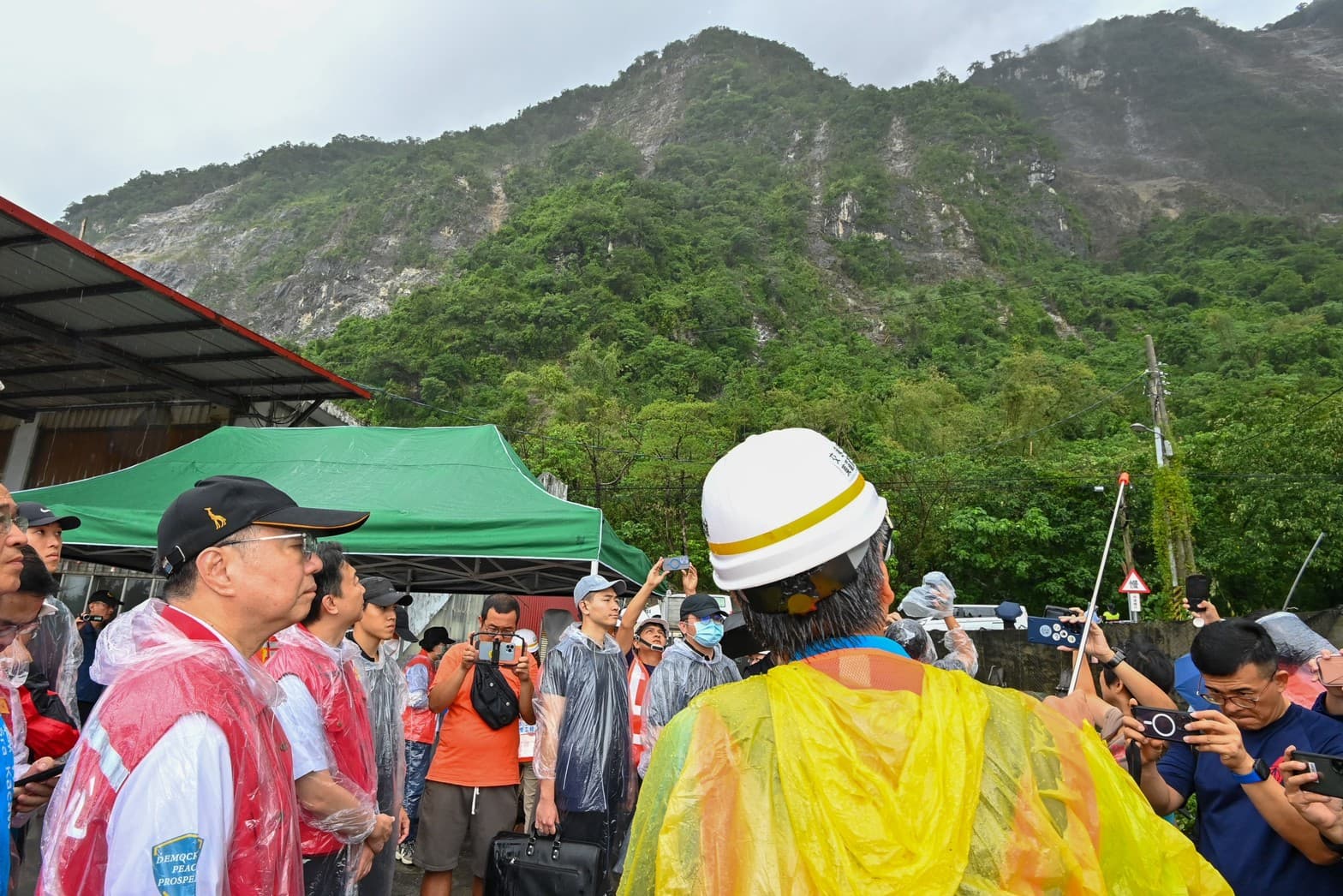 卓榮泰今赴花蓮視察災後情況,盼能盡速提供鄉親一條安全回家的路。(翻攝自卓榮泰臉書)