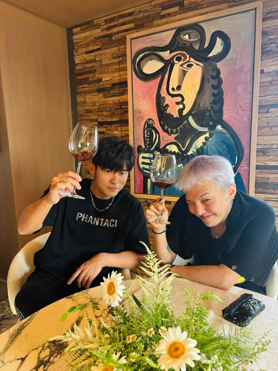 周杰倫和GD舉杯慶祝。(翻攝周杰倫IG)