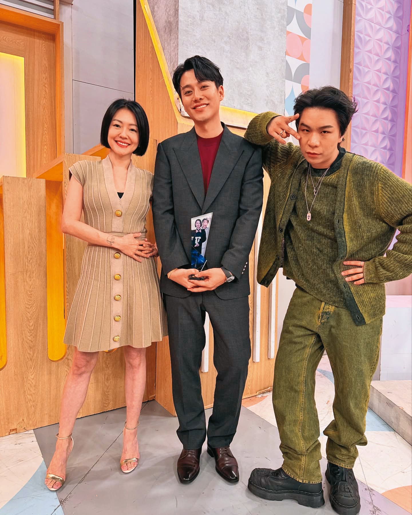 李唯楓(中)曾赴北京工作,在《小姐不熙娣》和小S(左)、派翠克(右)暢談當時的痛苦生活。(翻攝自李唯楓IG)