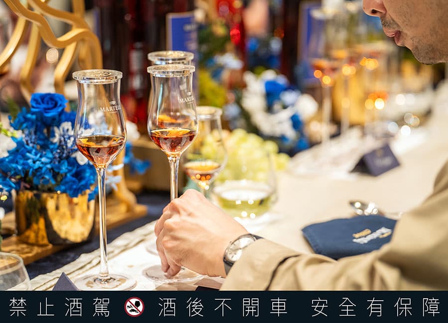 馬爹利堅持的100%去果渣和選用細紋橡木桶陳年,造就了優雅細膩的風格,「馬爹利單一產區珍釀系列」更能細品出各大產區的風味特色。