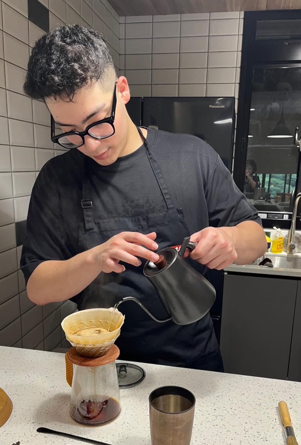 黃士杰學了手沖咖啡。(j home cafe提供)