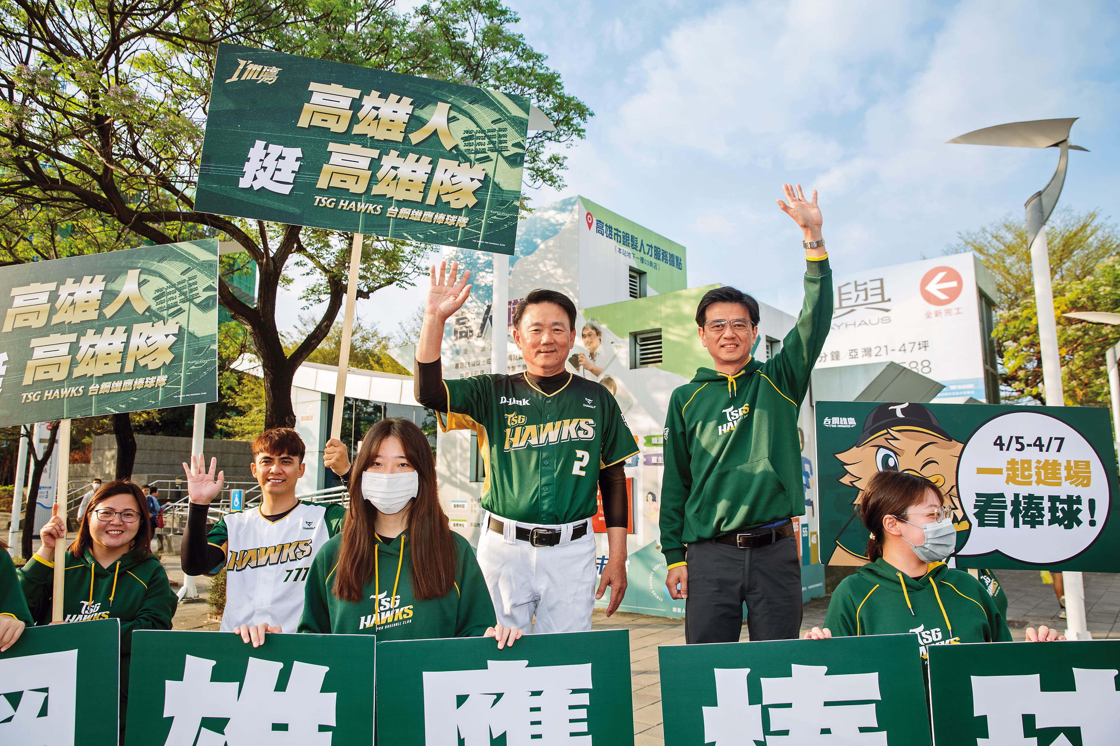 台鋼雄鷹教練由洪一中(左三)、劉東洋(右二)出任。