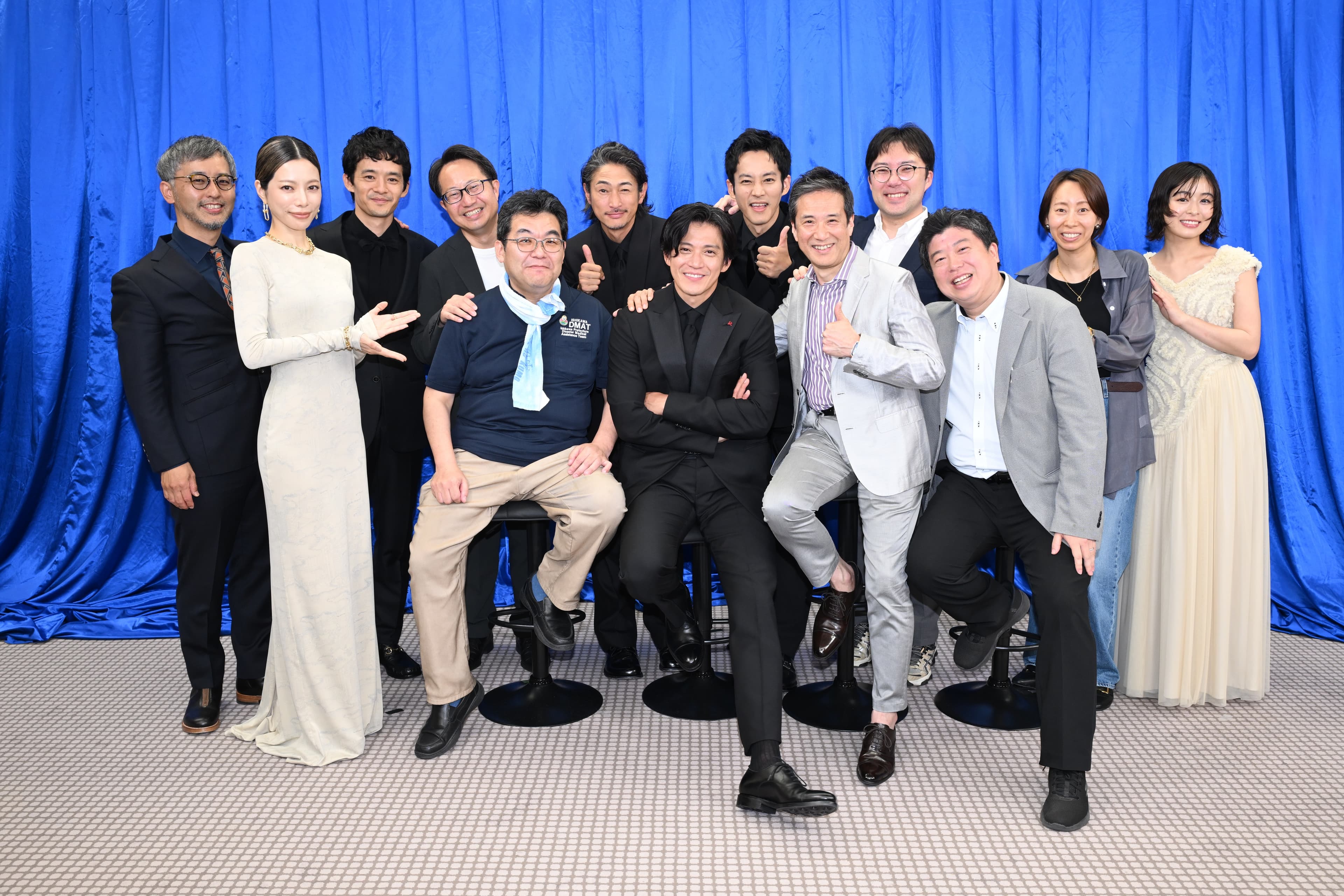 導演關根光才(左)率領主要演員與片中角色的原型人物醫師、官員、船上員工們相見歡,並為電影造勢。(天馬行空提供)
