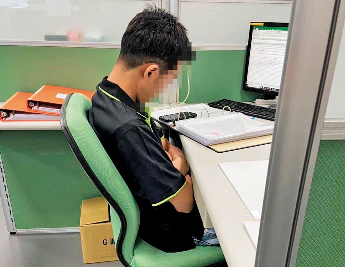 前台鹽蘇姓高階主管的兒子在台綠任職,屢被抓包辦公時間睡覺,有時還睡到連連點頭。(讀者提供)