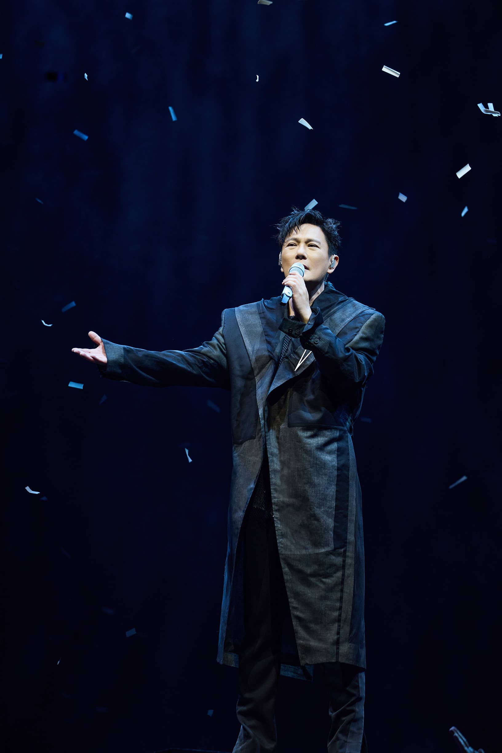 張信哲一開場就獻唱經典金曲〈愛如潮水〉,瞬間萬人大合唱。(水音樂提供 )