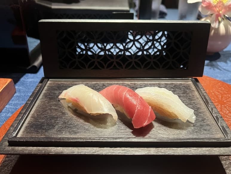 第一輪壽司有(左起)真鯛、鮪魚中腹、花枝。
