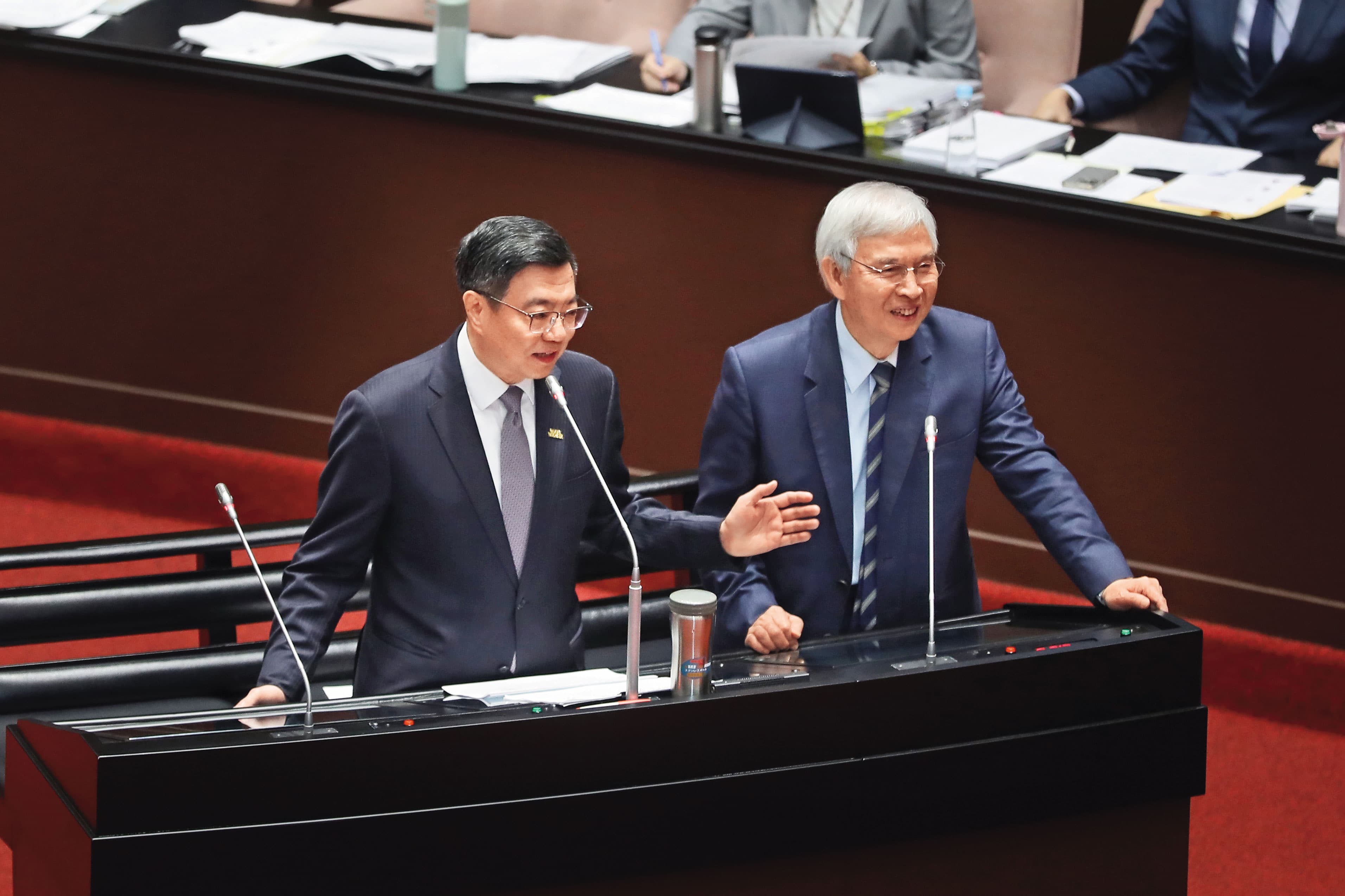面對房貸荒,行政院長卓榮泰(左)日前喊話「水龍頭開大點」,希望可以鬆綁銀行房貸水位,央行第3季理監事會卻未放寬房市信用管制措施,央行總裁楊金龍(右)以「還是要有安全濾網」回應,意指央行仍需控管風險。