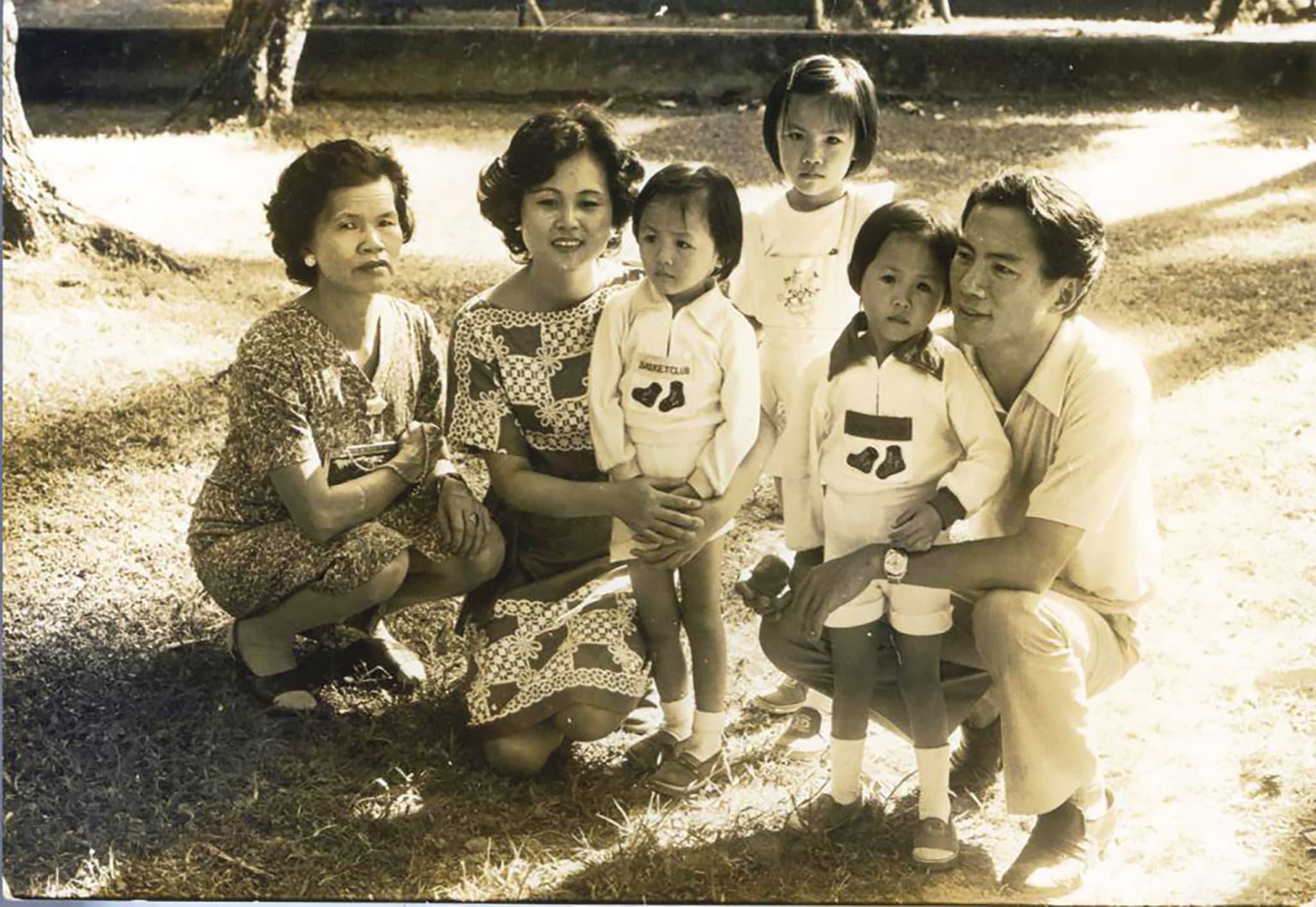 林義雄與家人感情融洽,他婚後與母親林游阿妹同住,林母亦幫忙照顧孩子。左起林母、方素敏、林家三姊妹、林義雄。(圖片來源:慈林教育基金會)