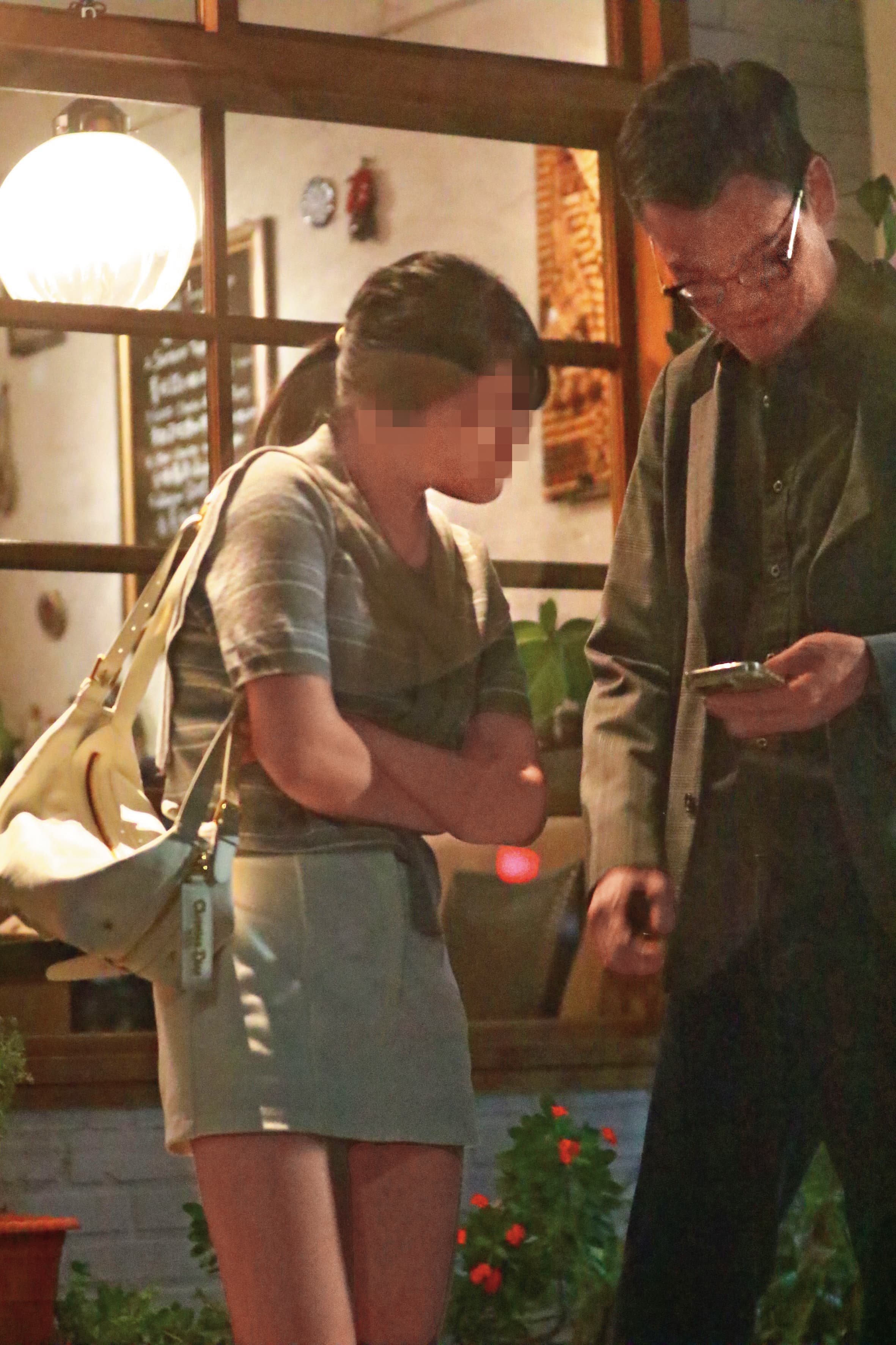 4/30,21:47,張軒銘(右)與吳女(左)準備離開餐廳,繼續約會。