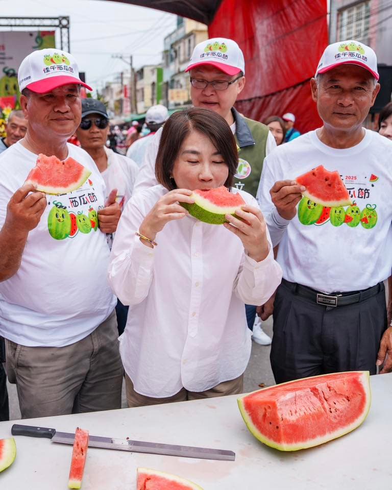 立完西瓜後,周春米直接推銷起當地的西瓜。(翻攝自周春米臉書)