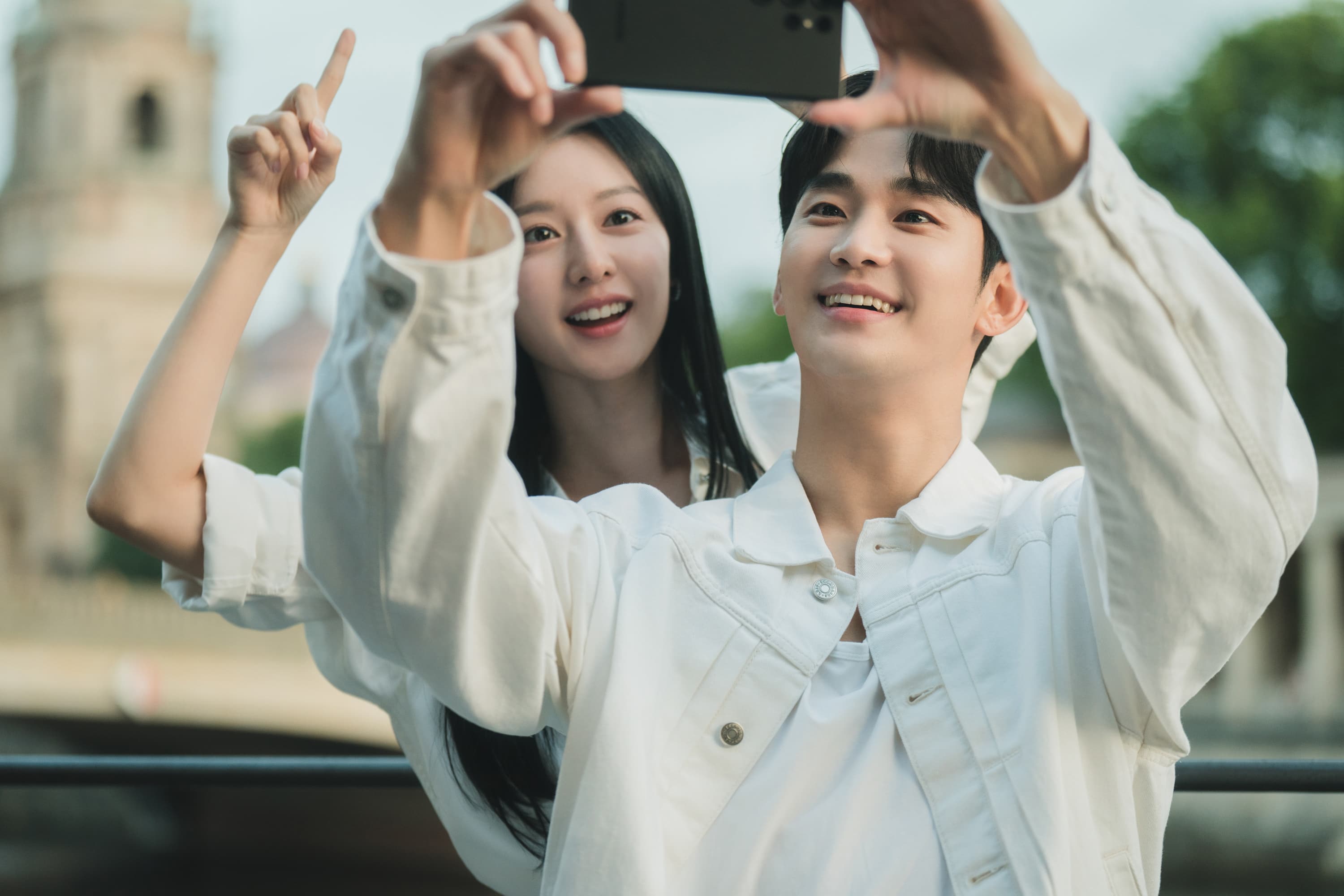 金秀賢與金智媛在《淚之女王》飾演逢婚變危機的3年婚夫婦,遠赴德國取景。(Netflix提供)