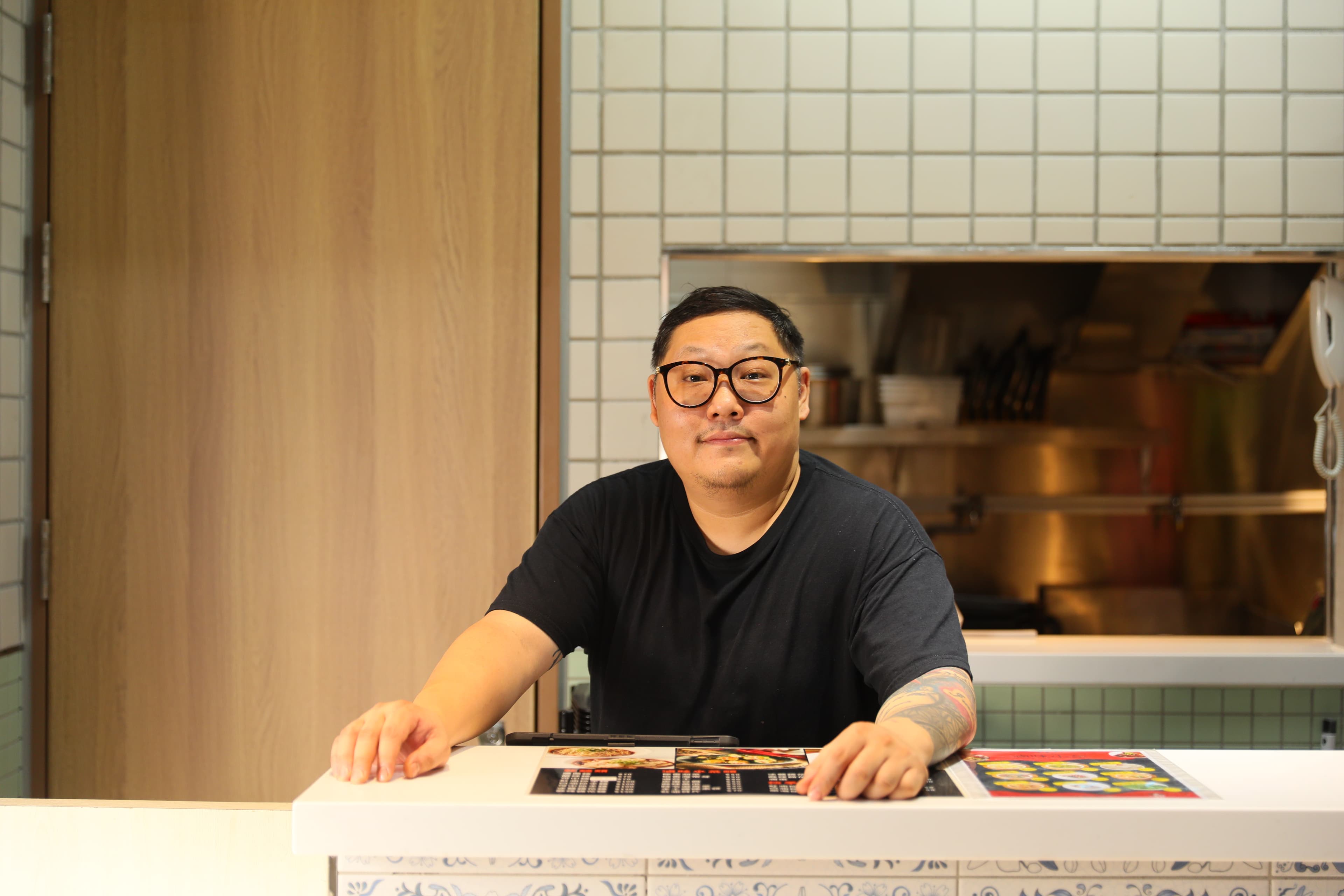 「史料味極」老闆史學寬是「史記正宗牛肉麵」二代,傳承家中老滷汁。