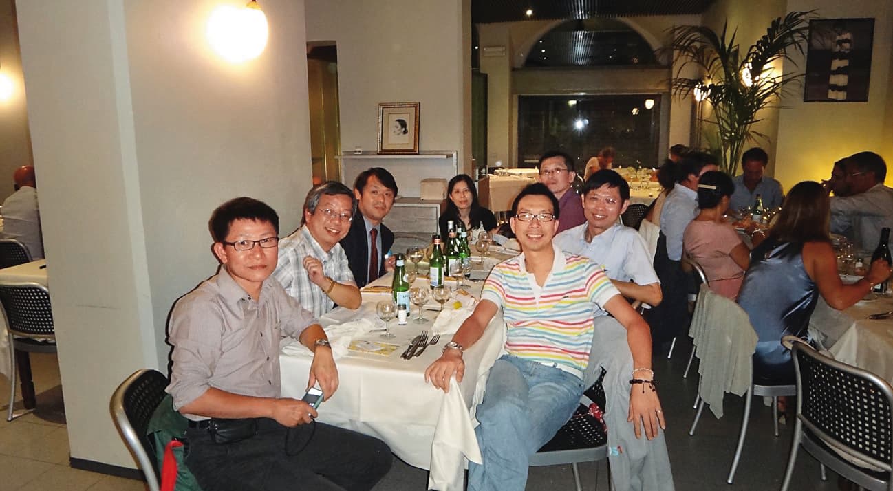 2012年,陳志成(右後)和一眾醫師在米蘭參加疼痛研究年會,第一次提出痠覺量表的構想。(陳志成提供)