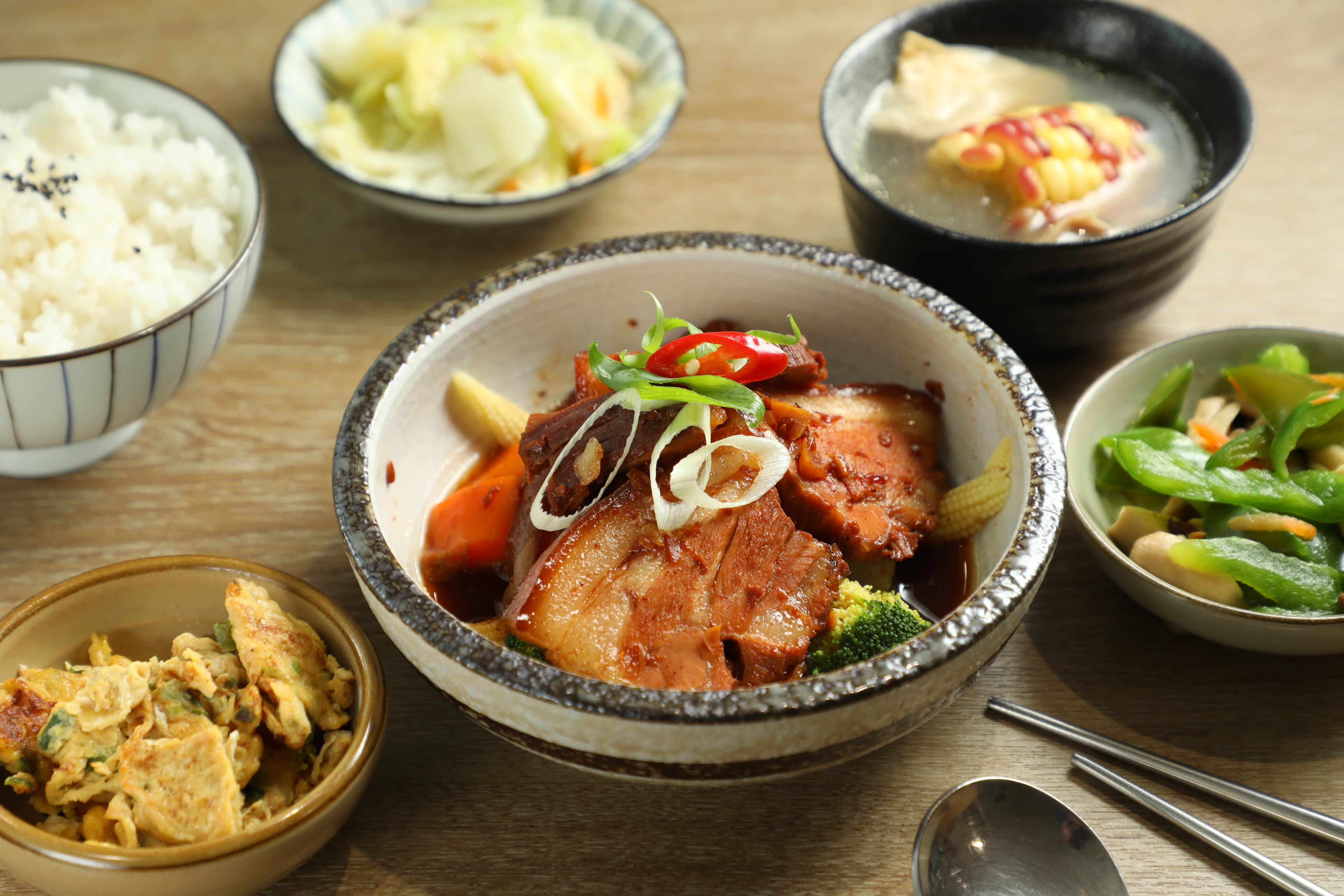 「家的醬香紅燒肉」將五花肉燉至軟嫩入味,很家常的美味,小菜則是選用在地的醜蔬果製作。(260元/份)
