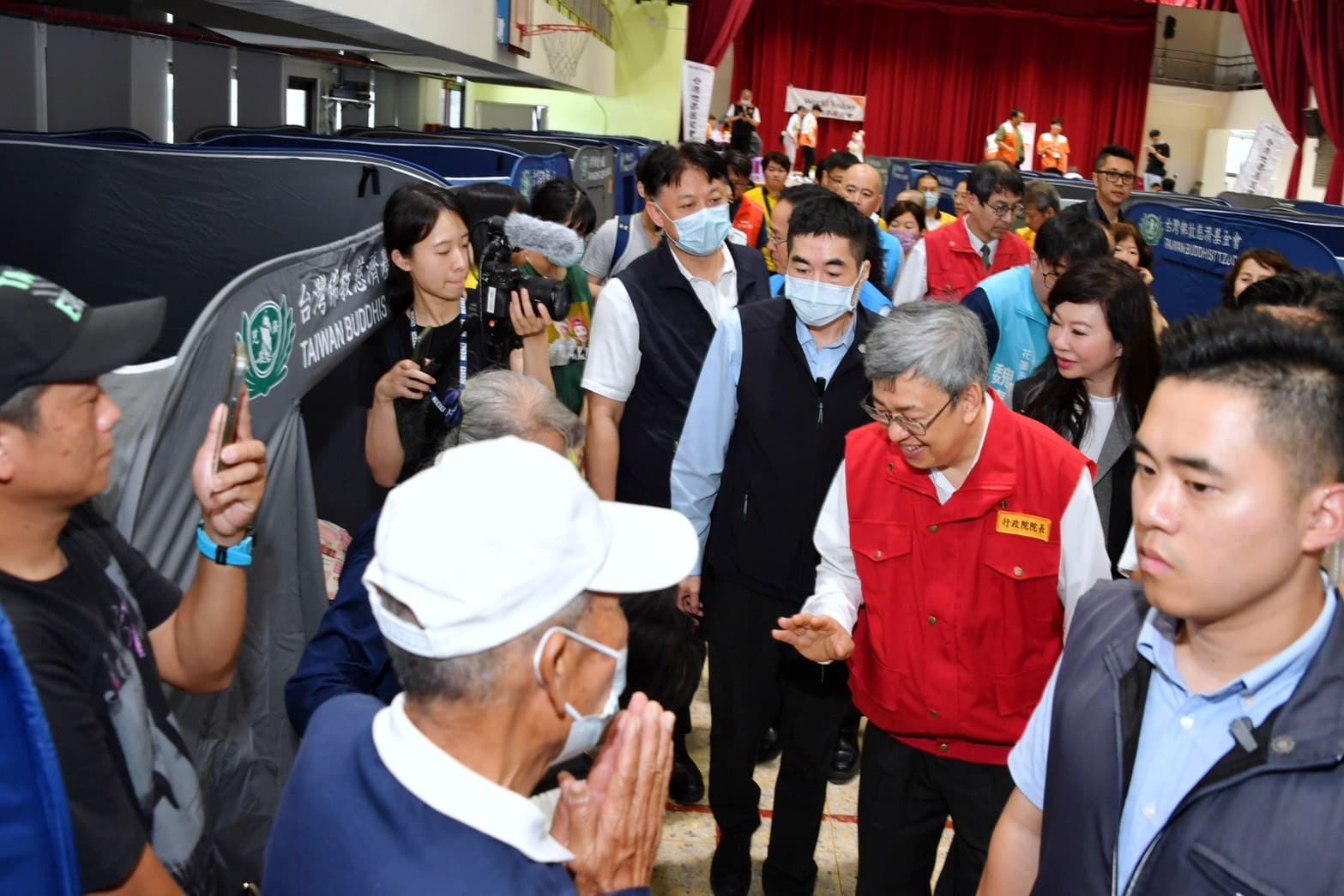 陳建仁前往中華國小關心收容安置民眾。(行政院提供)