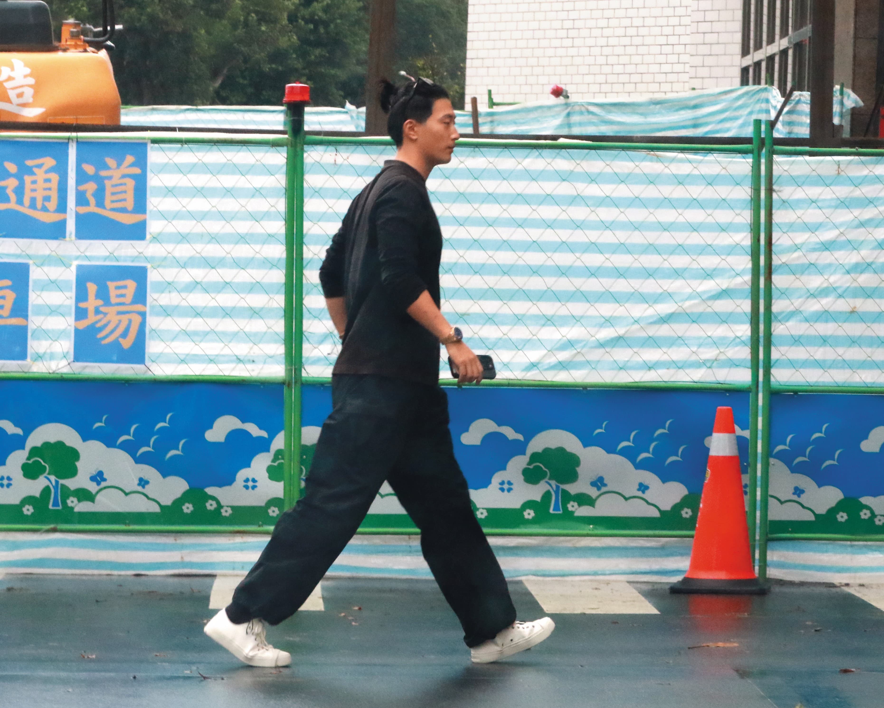 10/23 14:02 載到振興醫院,竇驍獨自下車走進去。