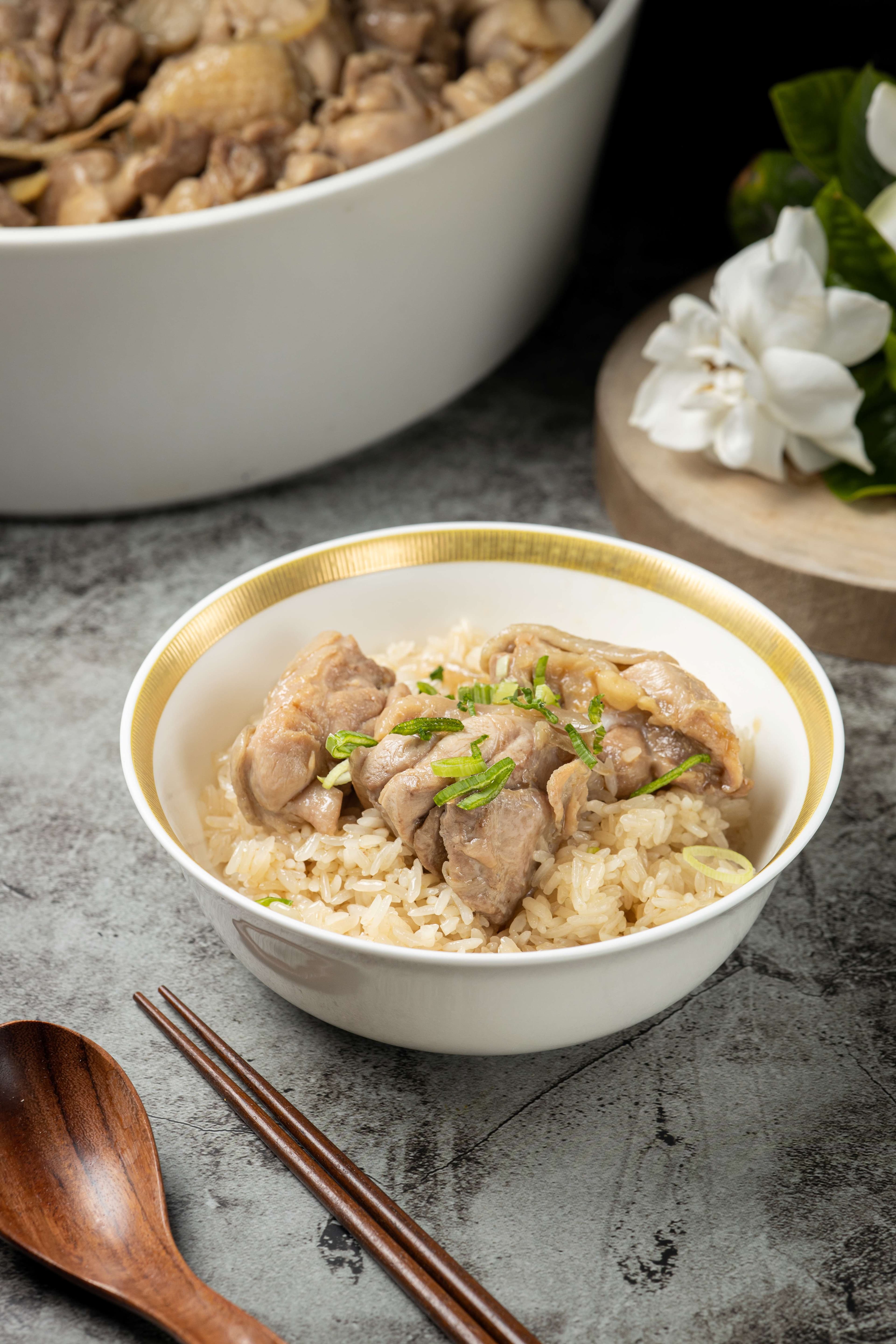 麻油雞飯雞肉鮮嫩、薑酒味濃,適合和親朋好友一起享用,加熱後依然美味,是極受歡迎的年菜選擇。(鄭祺耀、何宗昇攝)