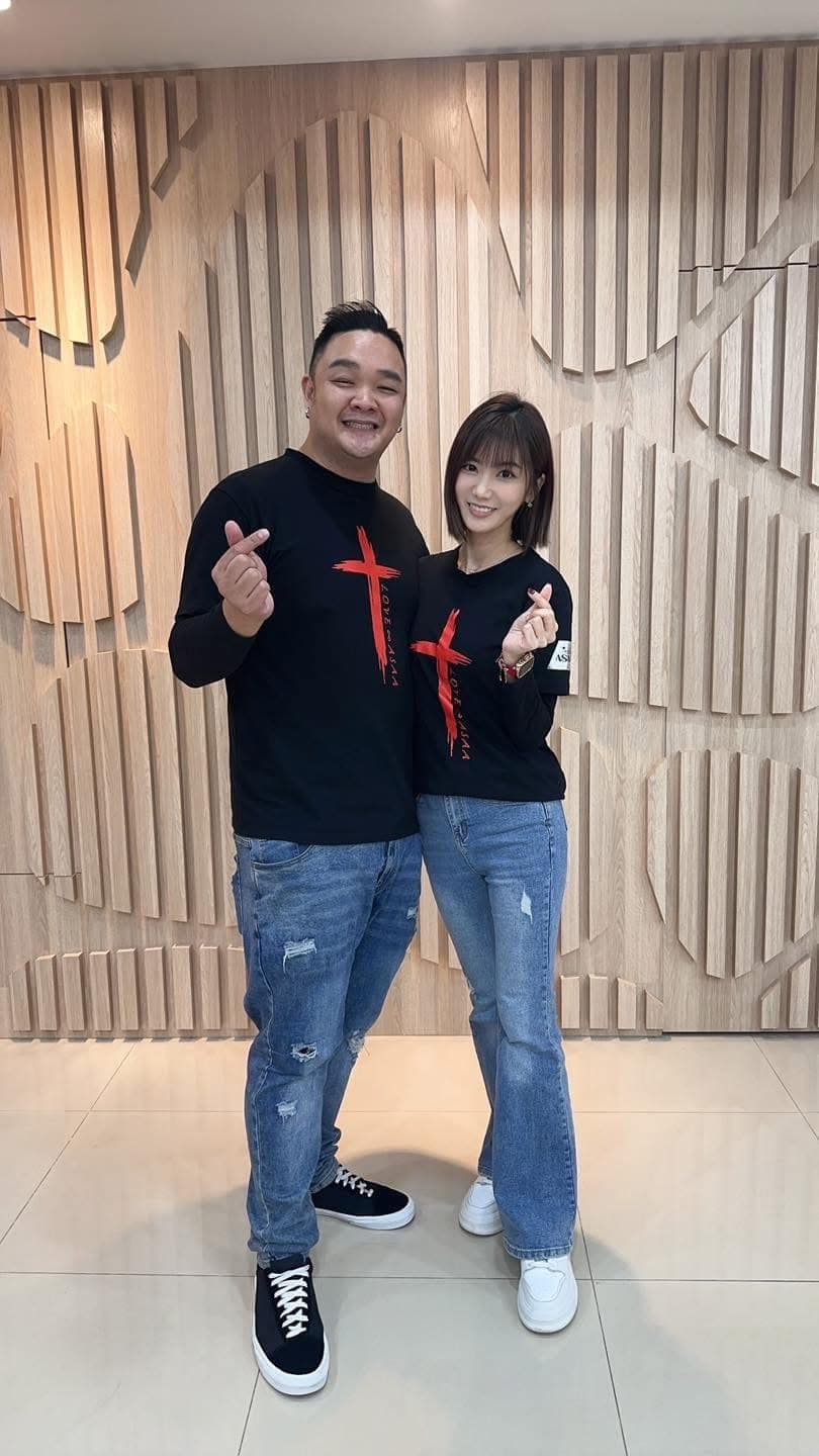 林道遠和太太靜香一起到馬來西亞參與「STILL 我在這裡」巡迴音樂盛會。(翻攝自臉書)