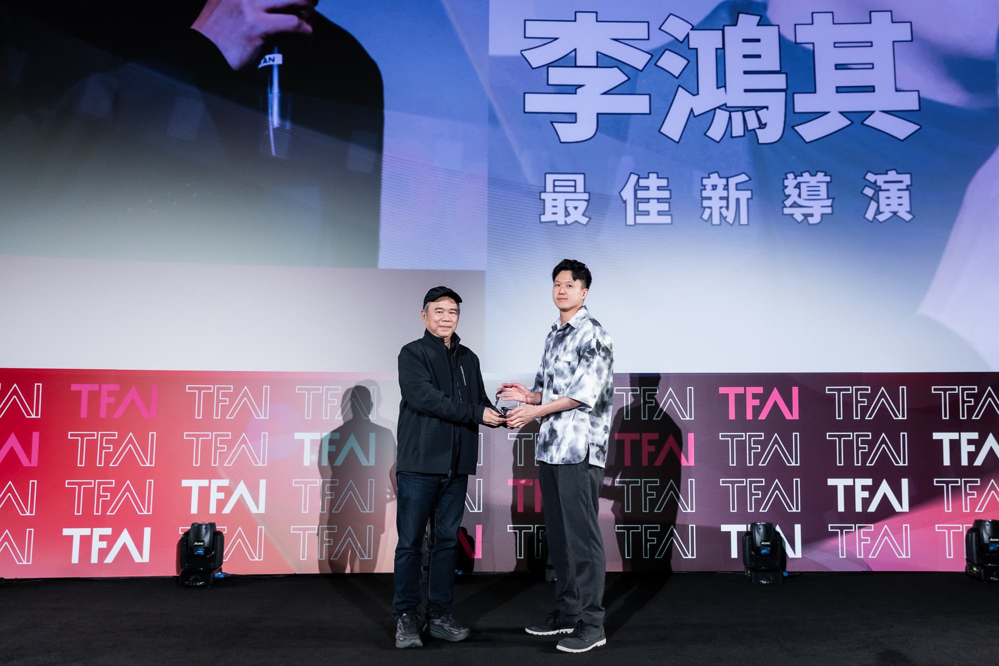 陳玉勳導演頒發「最佳新導演獎」，由《愛是一把槍》的製片廖哲毅代導演李鴻領獎發言。（國家影視聽中心提供）
