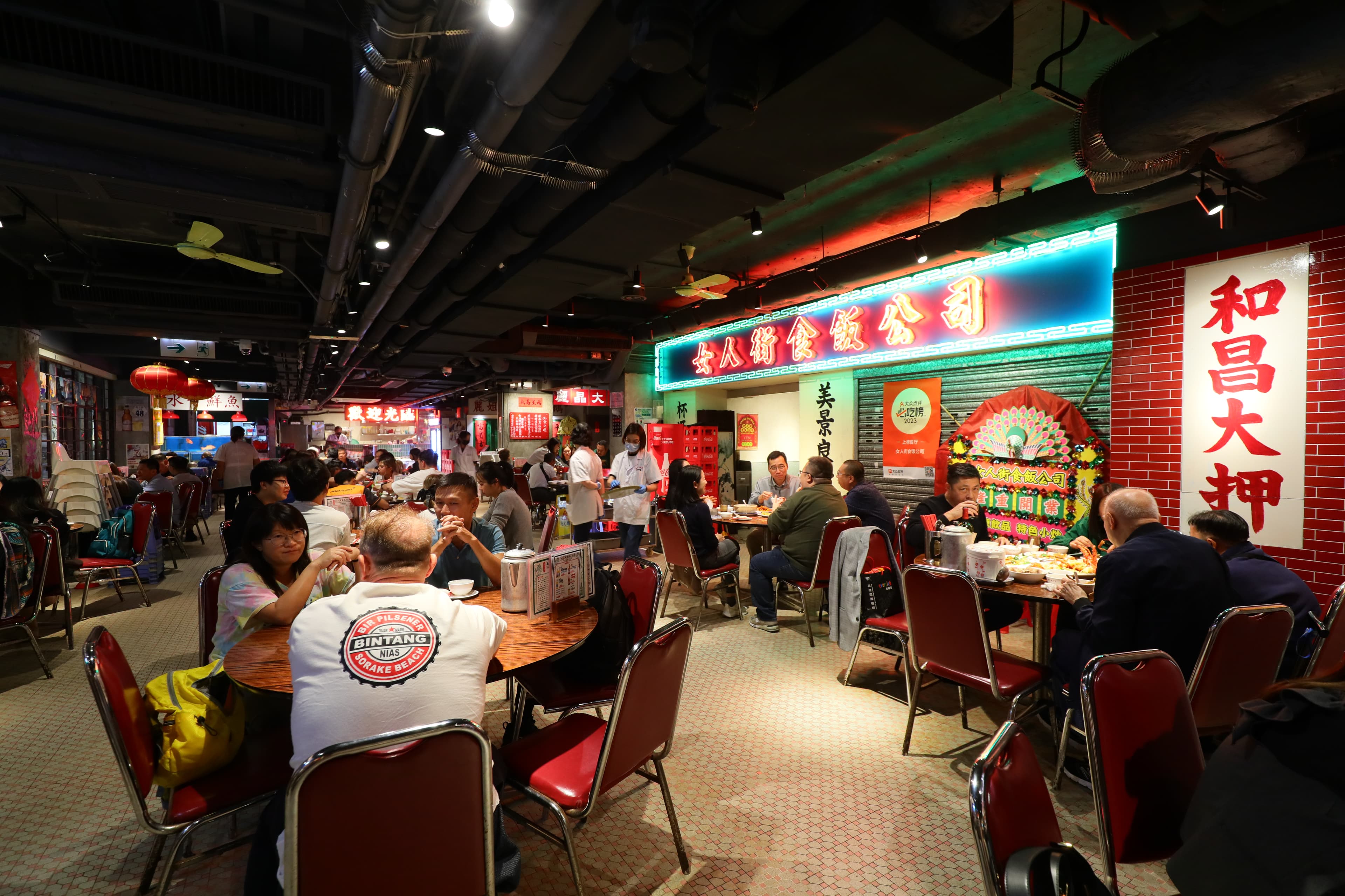 坐在電影場景裡吃宵夜,是到香港旅行必做的一件事。