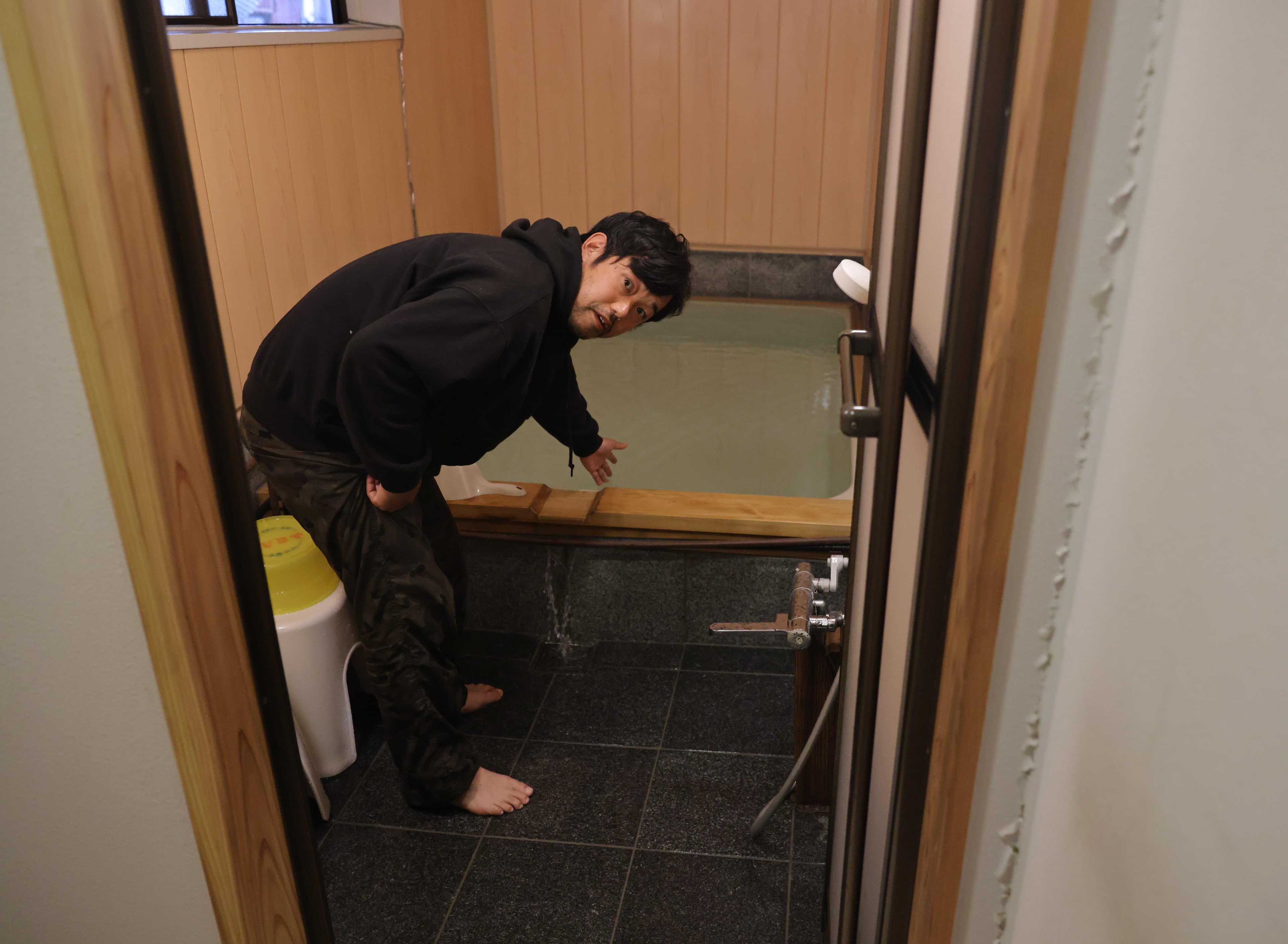 橋元宗太郎每天自行打掃溫泉設施。