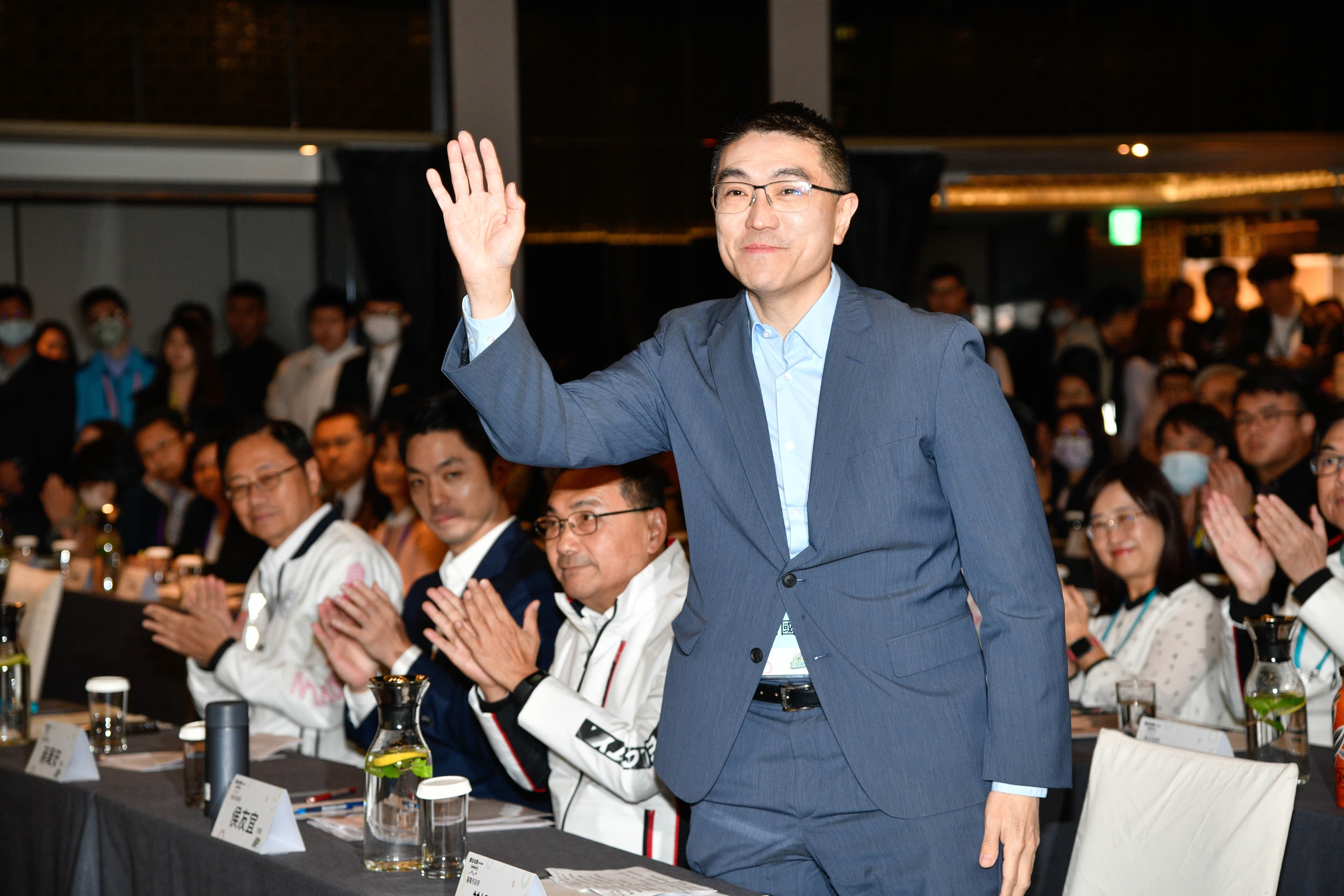 根據民調,童子瑋在50歲以下各年齡層更已全面領先謝國樑。(本刊資料照)