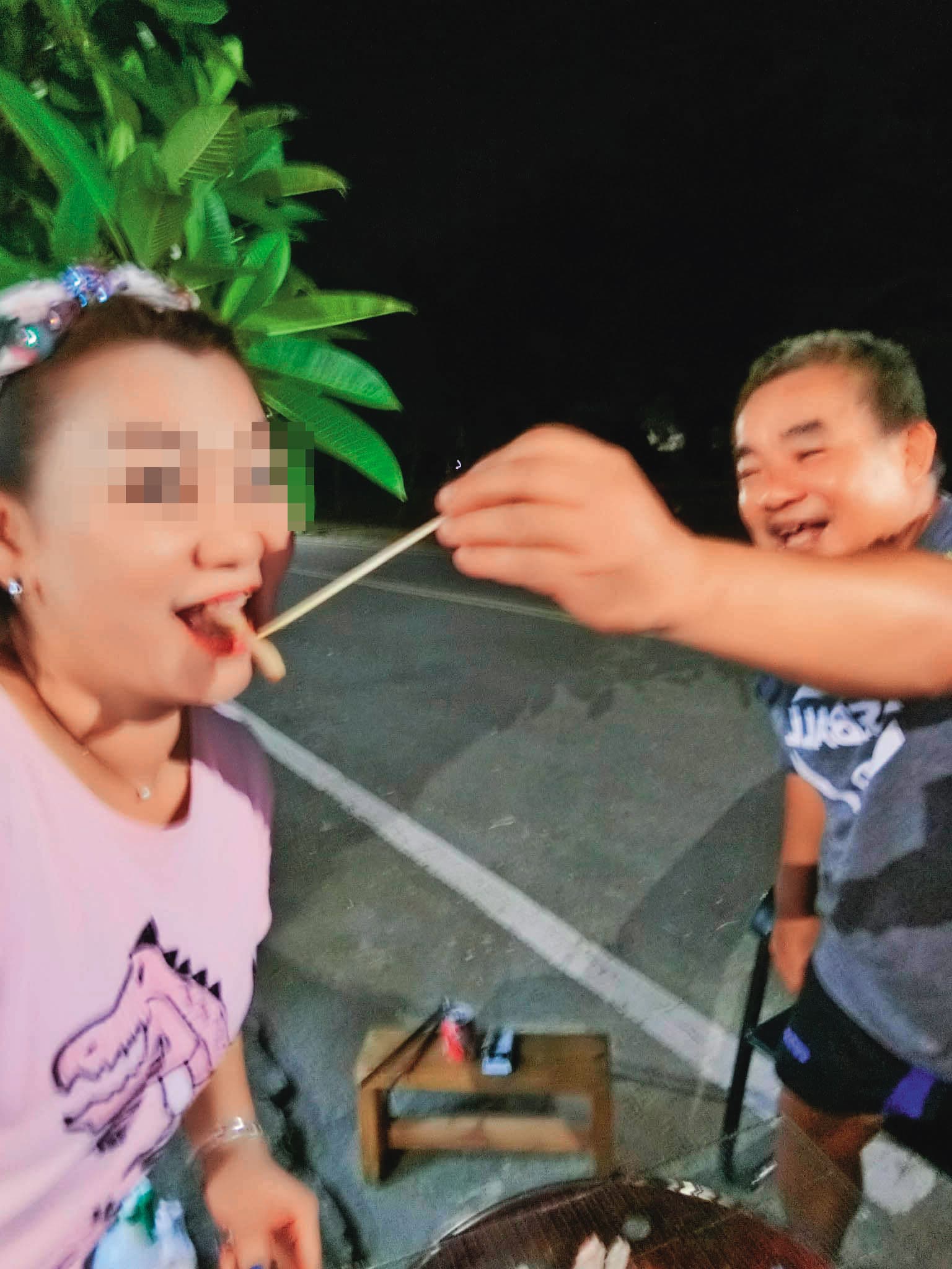 王俊郎(右)餵食曾姓小三(左),2人互動親暱,臉書時常出現放閃照。(翻攝王俊郎臉書)