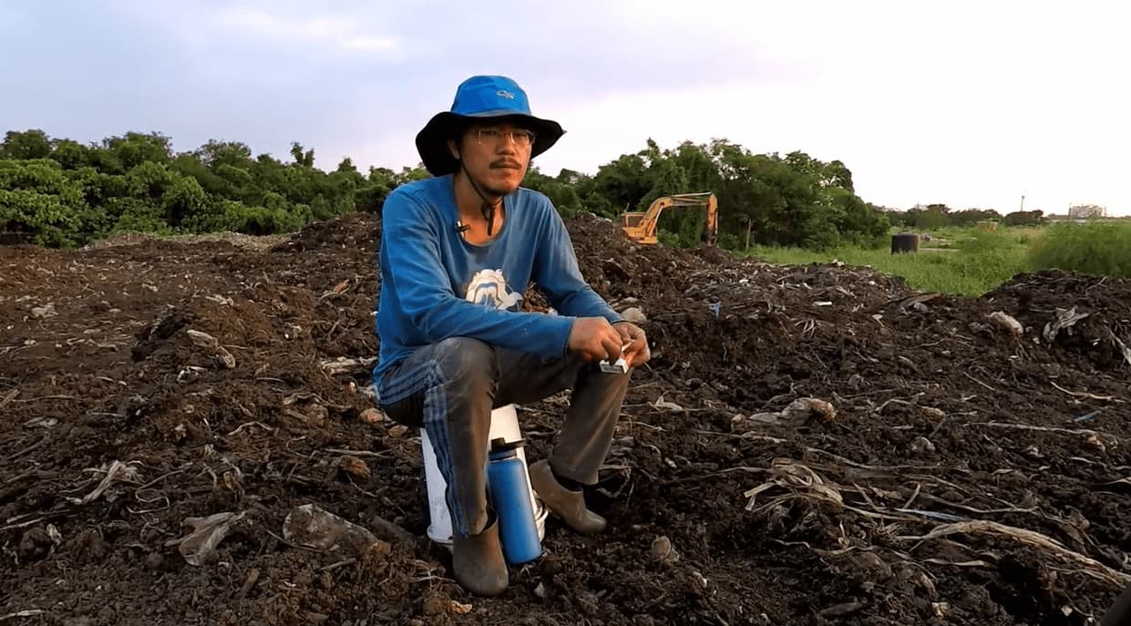 《種土》中的阿仁放棄竹科高薪工作,製作有機堆肥,撿著堆肥中永遠撿不完的塑膠垃圾...。(牽猴子提供)