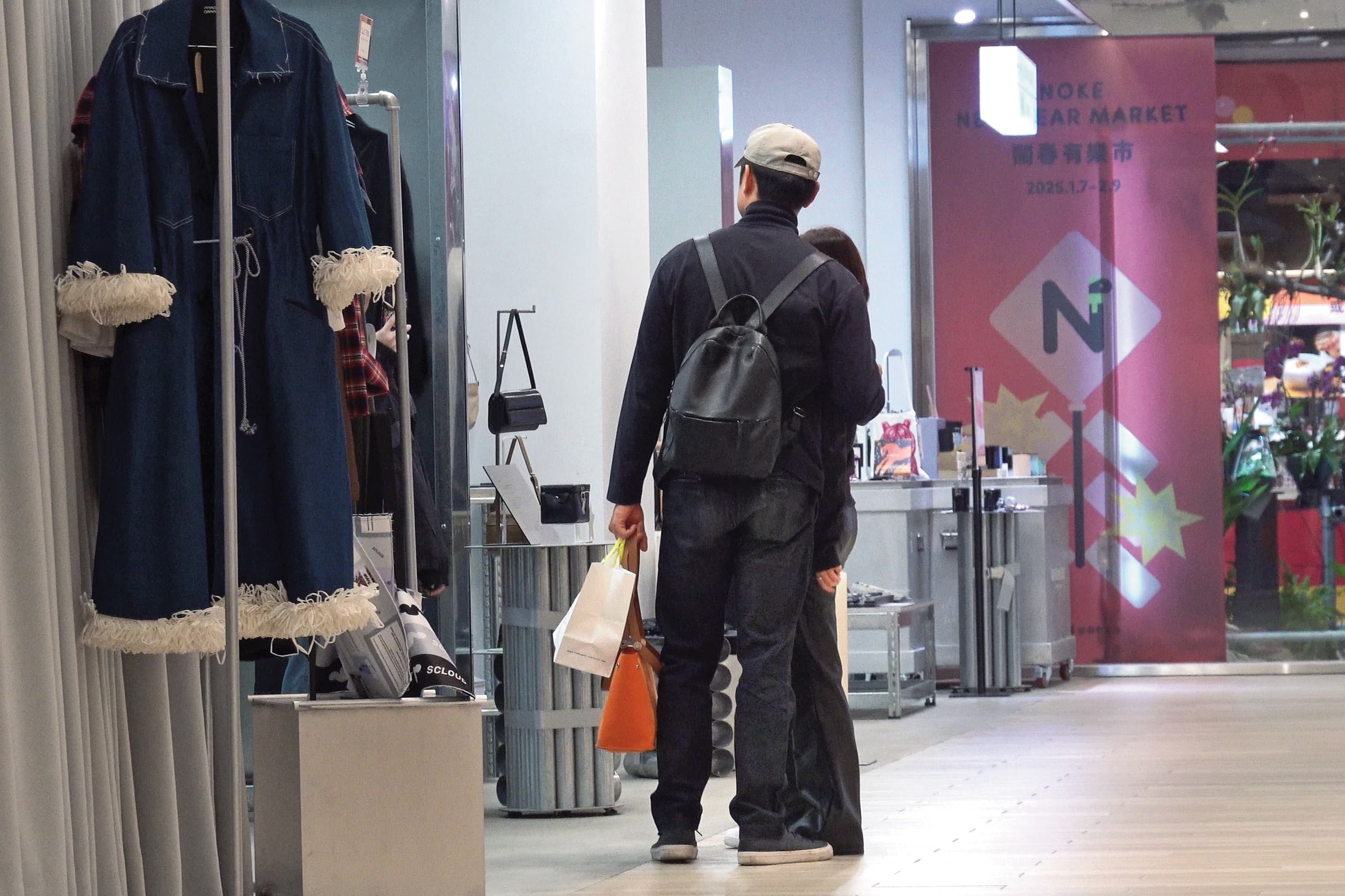 逛街過程中,明道(前)被專櫃店員認出,他大方應允一同合影留念。