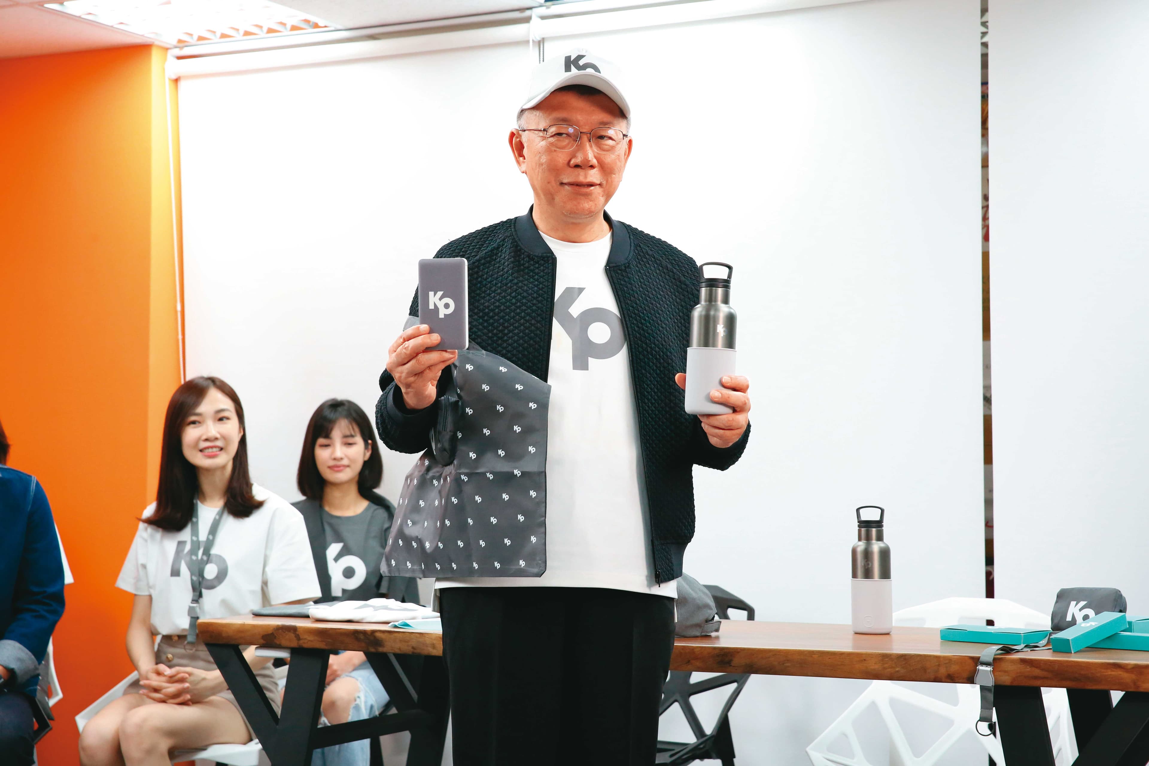 柯文哲推出多款競選小物深受柯粉喜愛,成為民眾黨重要收入來源。