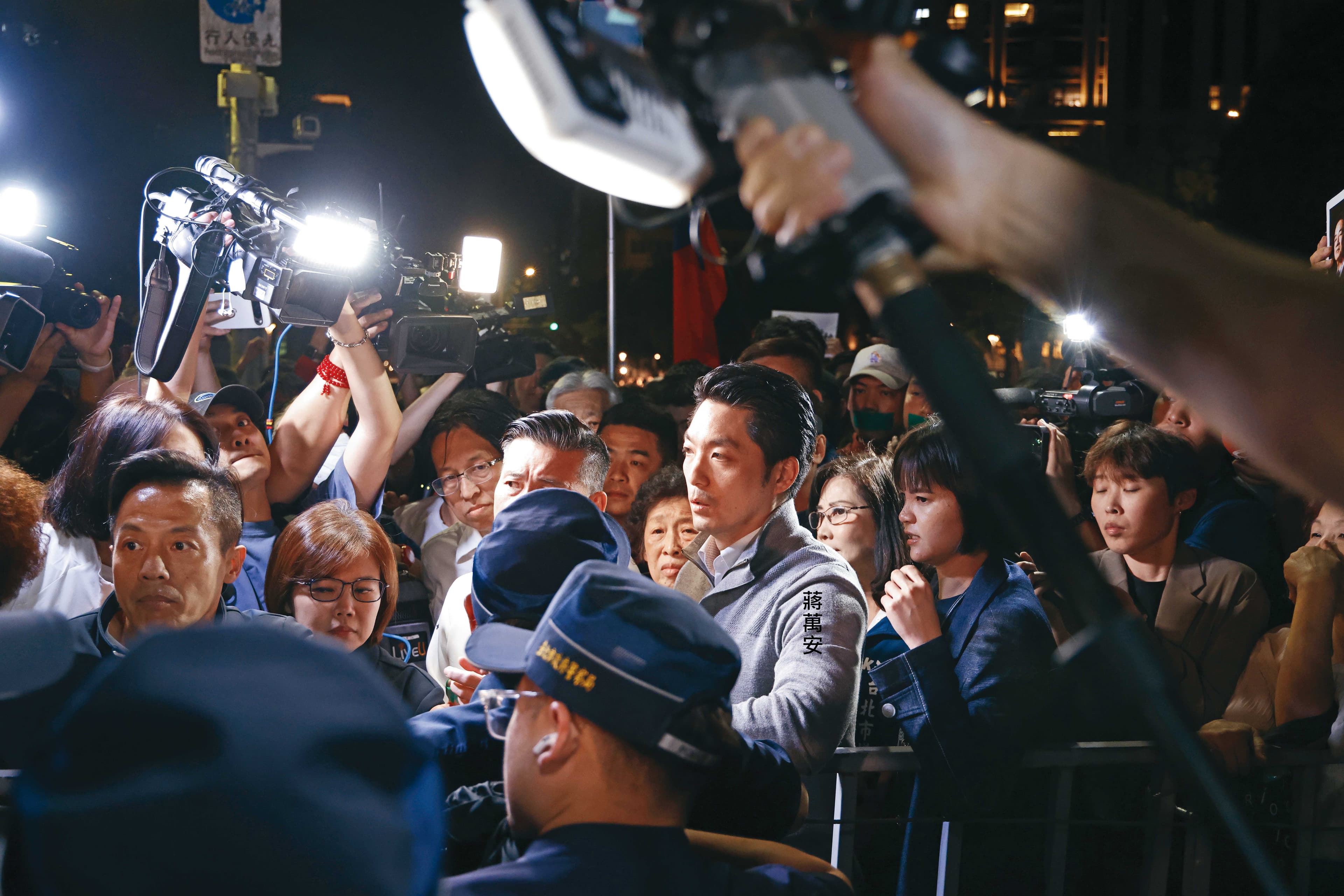台北市長蔣萬安在北檢外抗議時拋出倒閣議題,在藍營內部泛起漣漪。