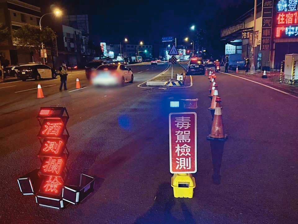 面對近來層出不窮的毒駕問題,警方為加強打擊力道,廣設毒駕攔檢點,近乎每晚掃蕩查緝。(彰化縣警局提供)