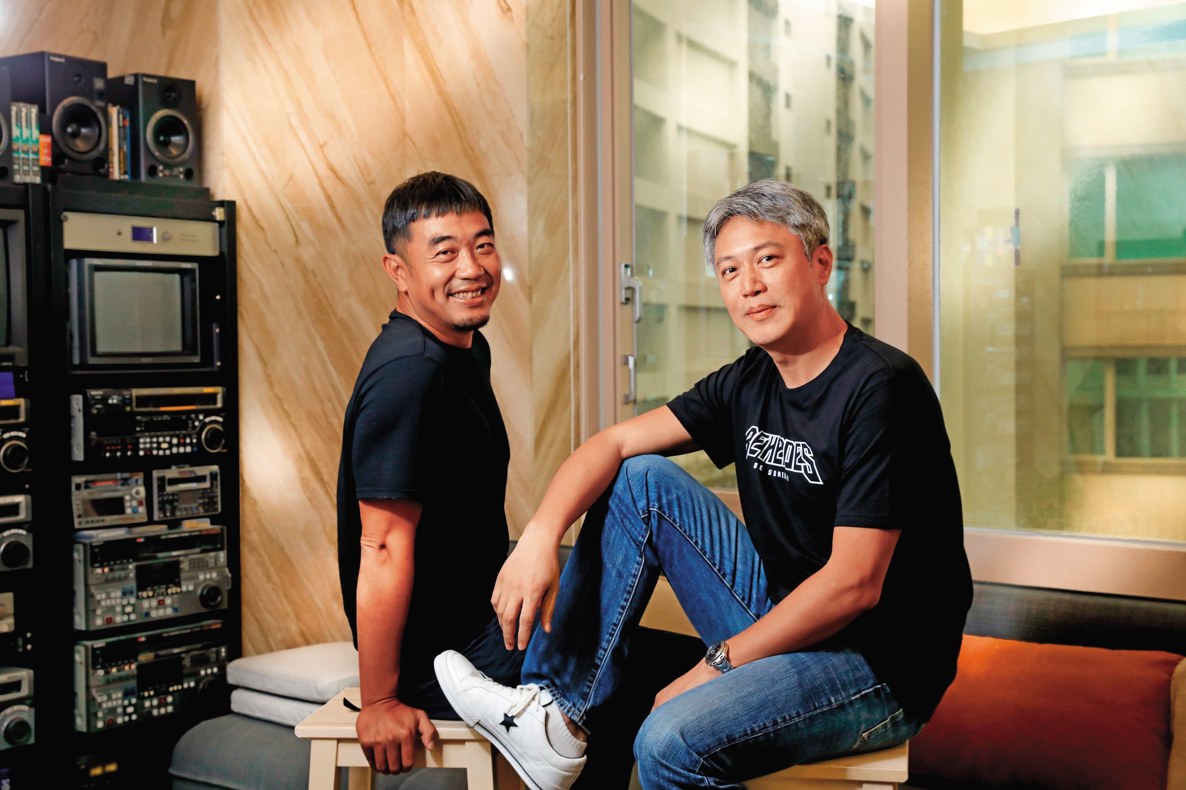 好看娛樂總經理湯宗霖(左)與展逸國際董事長張憲銘(右)攜手跨界合作。