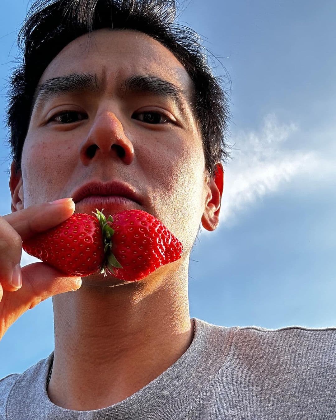 之前彭于晏還與媽媽一起去採草莓,人與草莓一樣都很可口。(彭于晏IG)