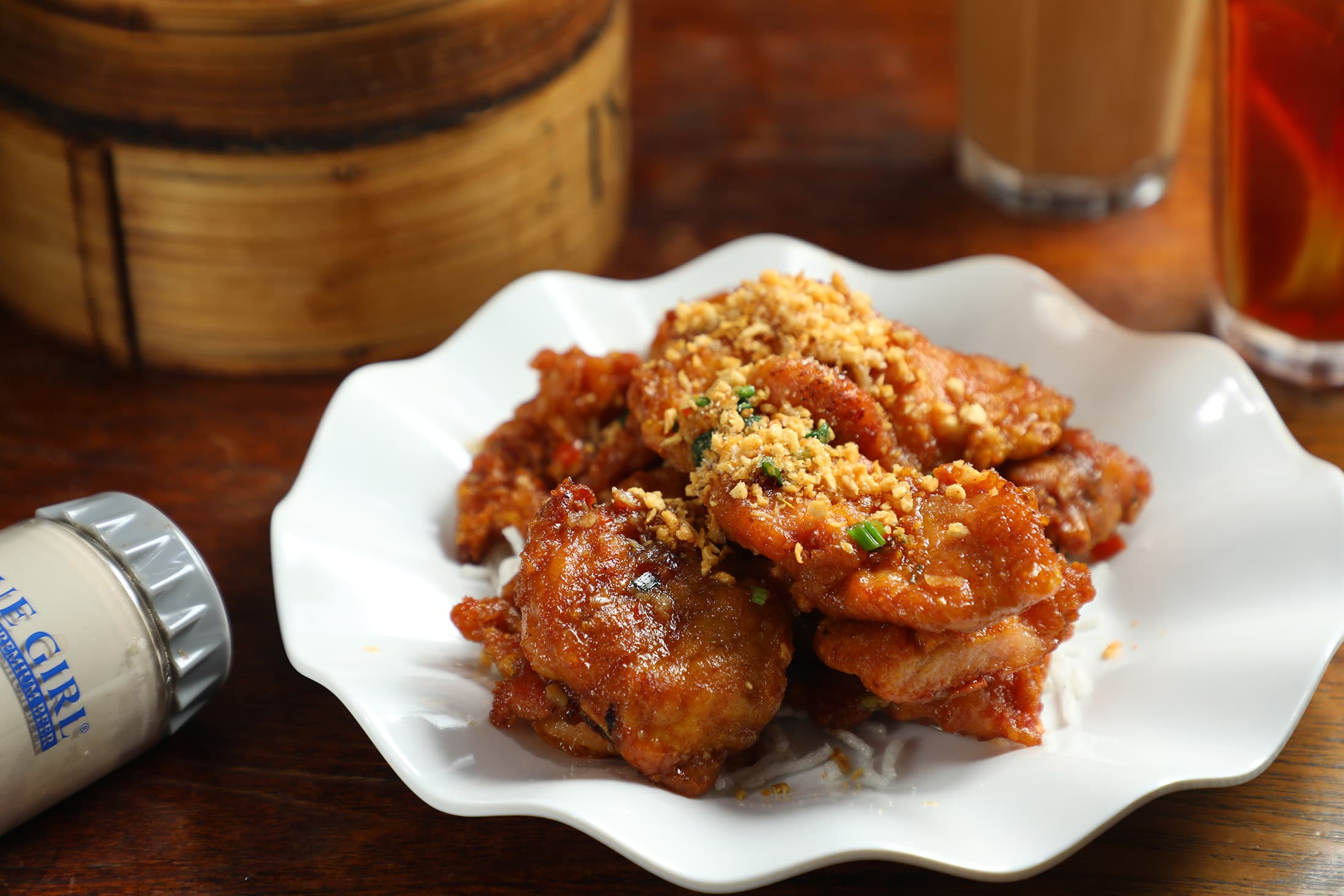 炸得金黃酥脆的「椒鹽肉排」,撒上香氣撲鼻的蒜酥,是街坊最愛的下酒菜。(港幣98元/份,約 NT$375)