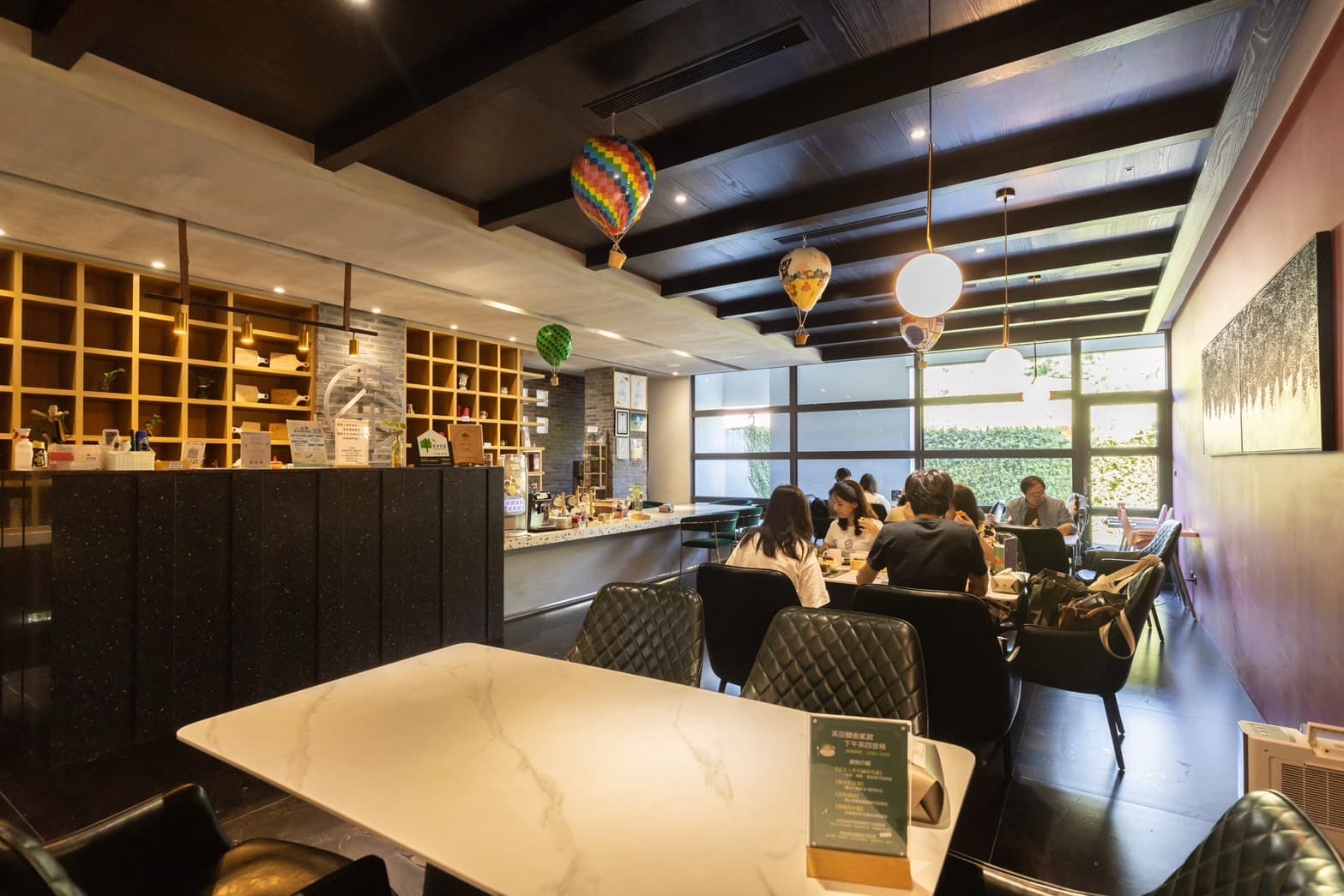 用餐空間有著大片落地窗,也讓陽光的暖意一起加入早餐時光。