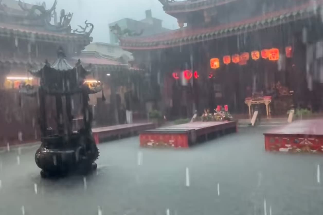 鹿港天后宮廟埕水淹及膝,文物全泡在水裡。(翻攝自彰化縣媒體記者協會)