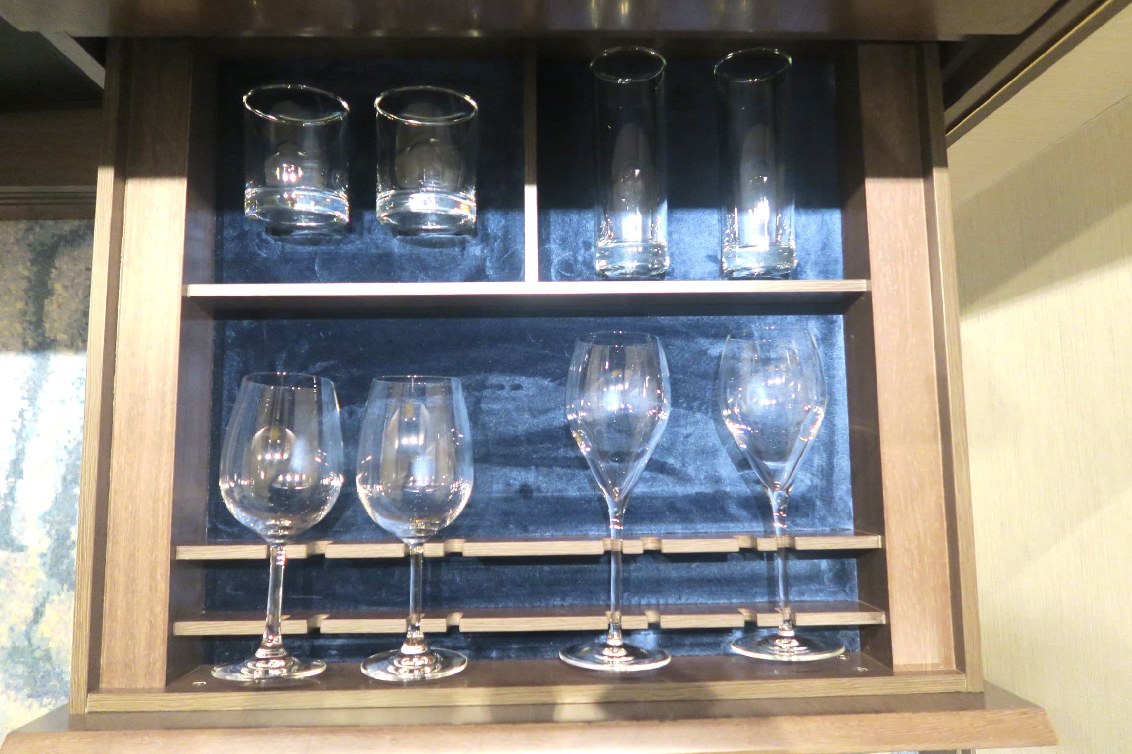 新濠博亞旗下的酒店對客房用品特別講究,巨星滙光是飲料杯就準備了4種。