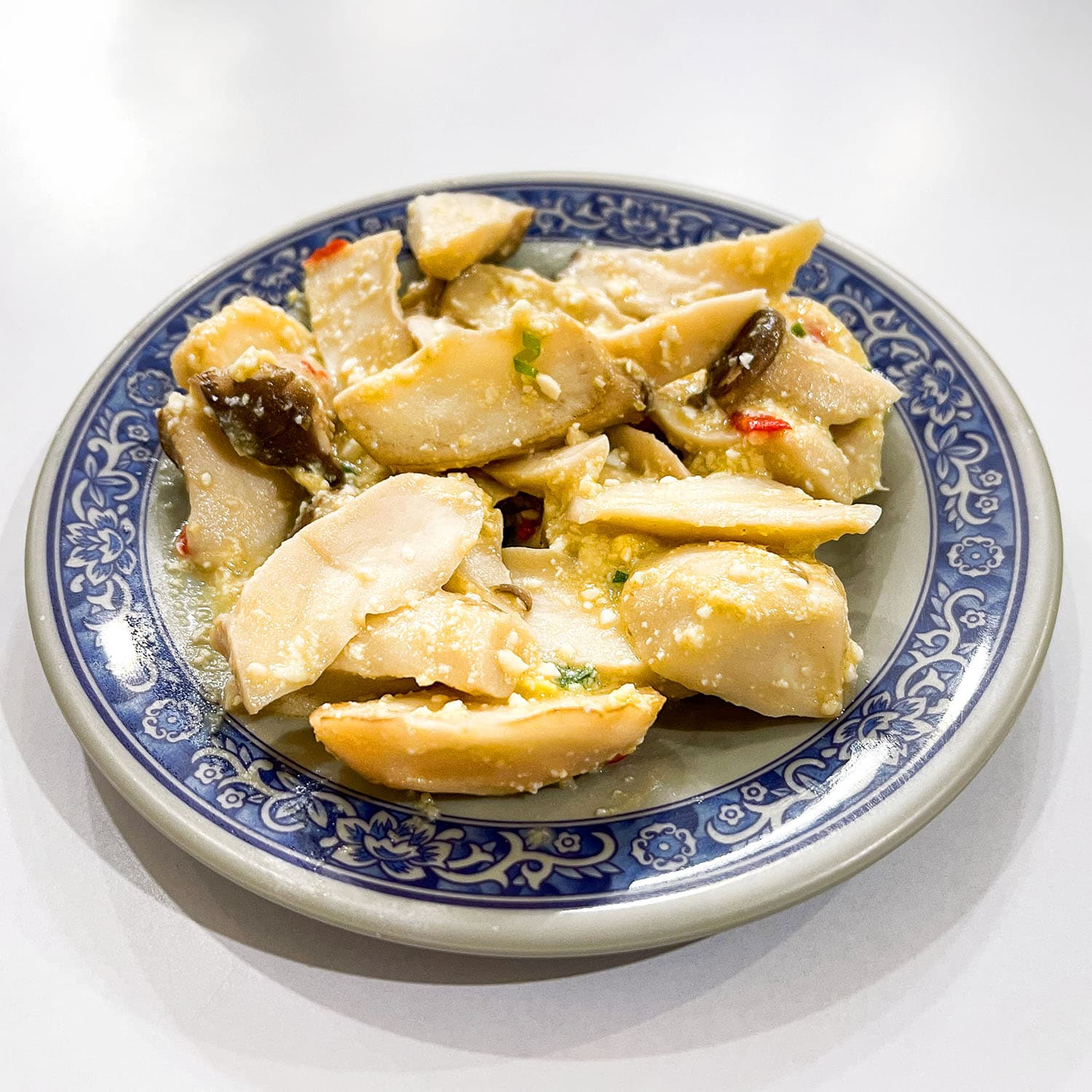 小品雅廚以清粥小菜形式由晚間營業至清晨,每日提供20多道家常臺式料理,選擇多元。(Michelin提供)