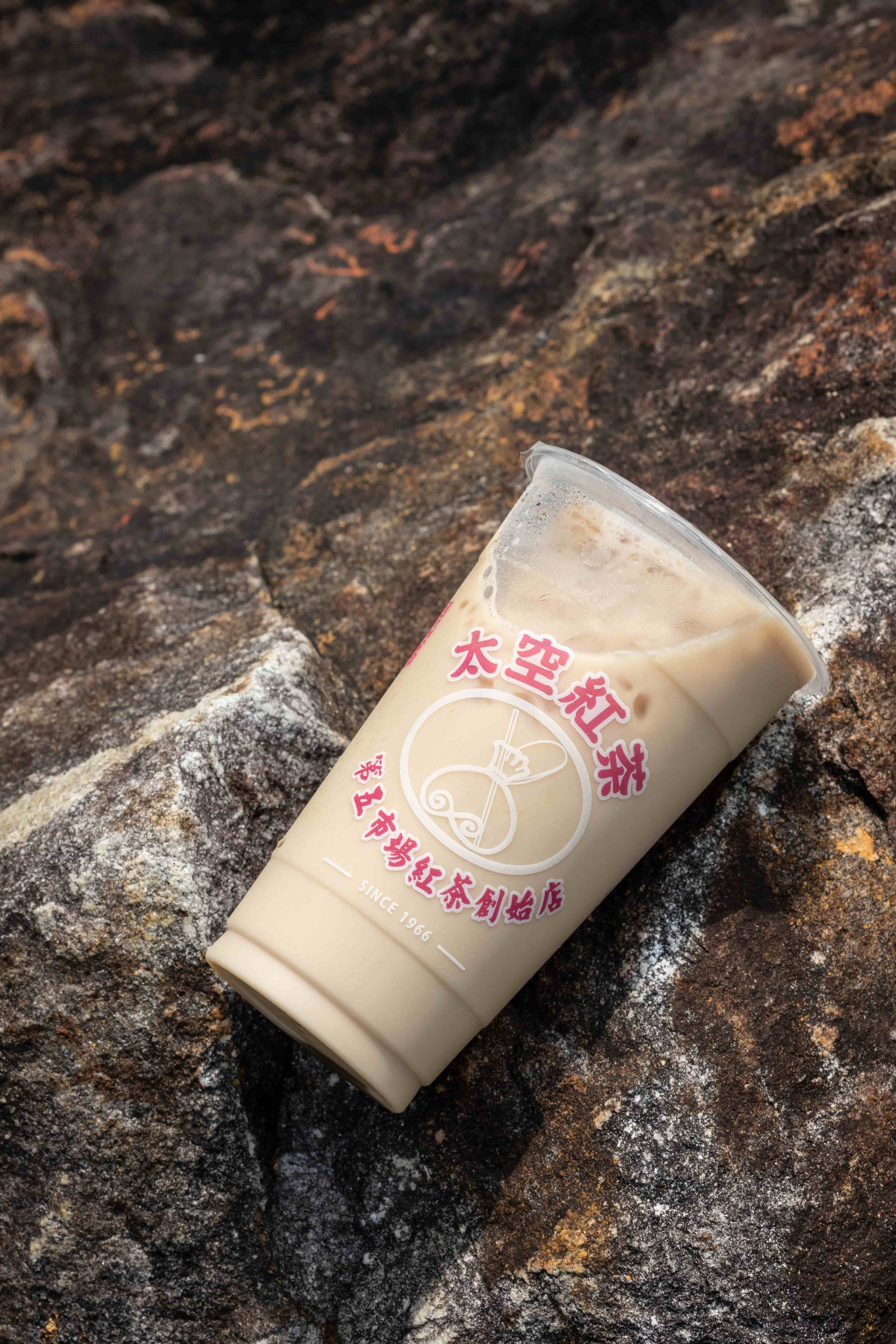 「鮮奶紅茶」甘爽不甜膩,奶香十足喝起來相當順口。(50元/大杯)