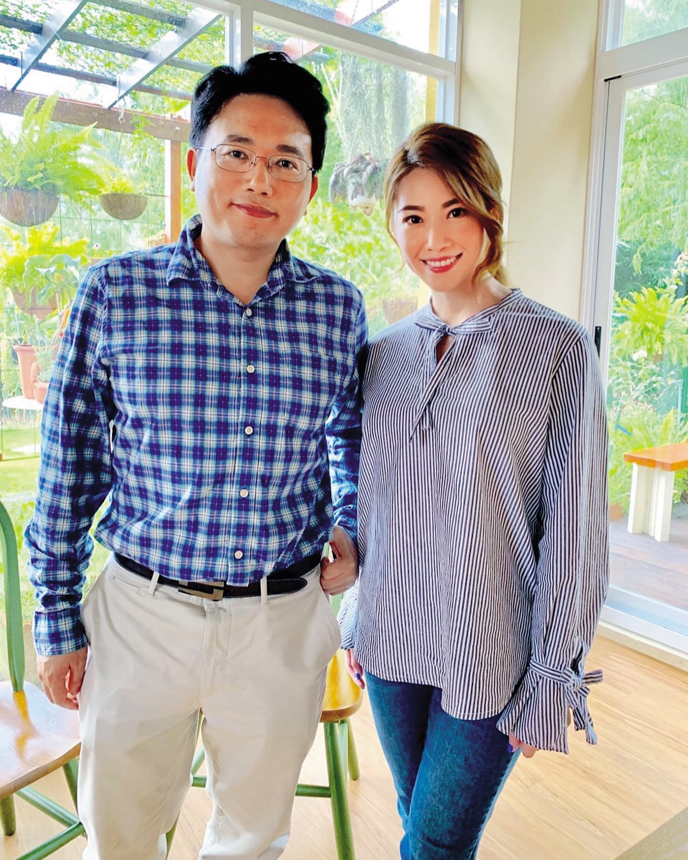 江坤俊(左)、許藍方(右)曾多次同台,有爆他對女方非常積極,但被雙雙否認。(翻攝自許藍方臉書)