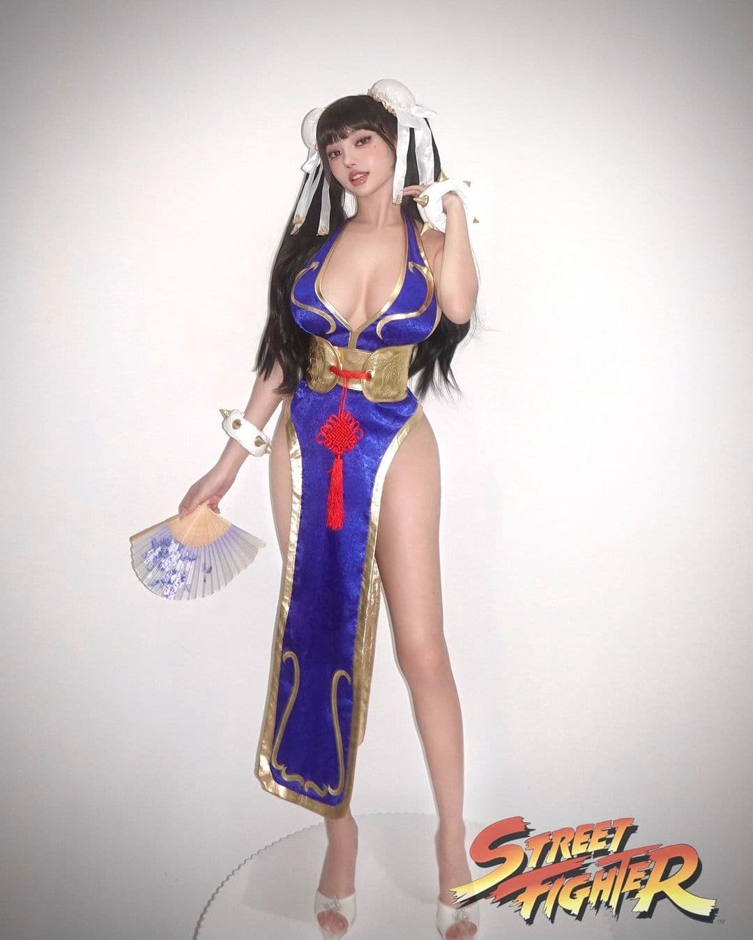 黃琳Cosplay成真人版春麗,豪乳撐爆低胸領口。(翻攝IG@lovelynnboo)