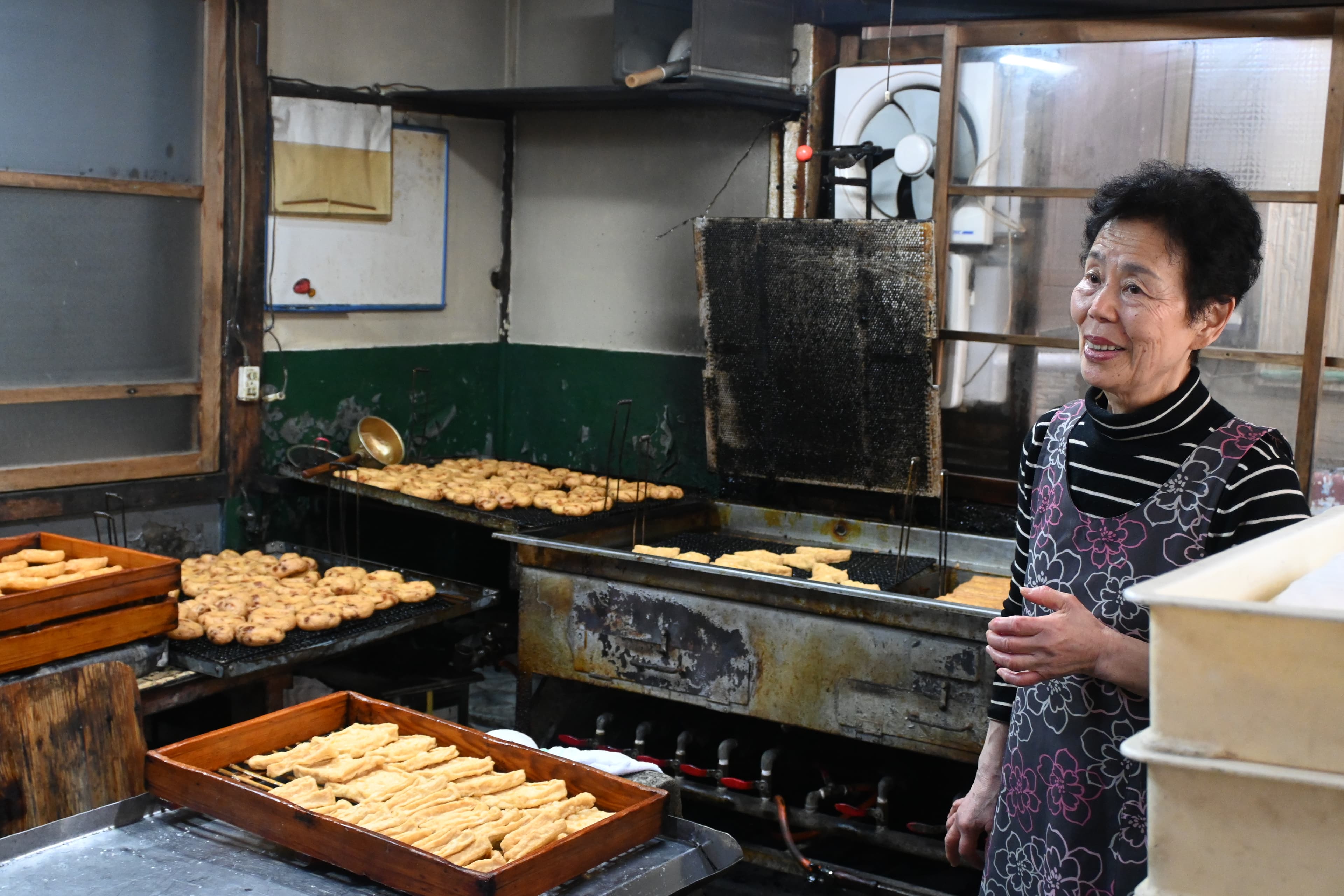 在地老字號豆腐專賣店「山下豆腐店」,每日清晨手作豆腐與炸豆腐小食。