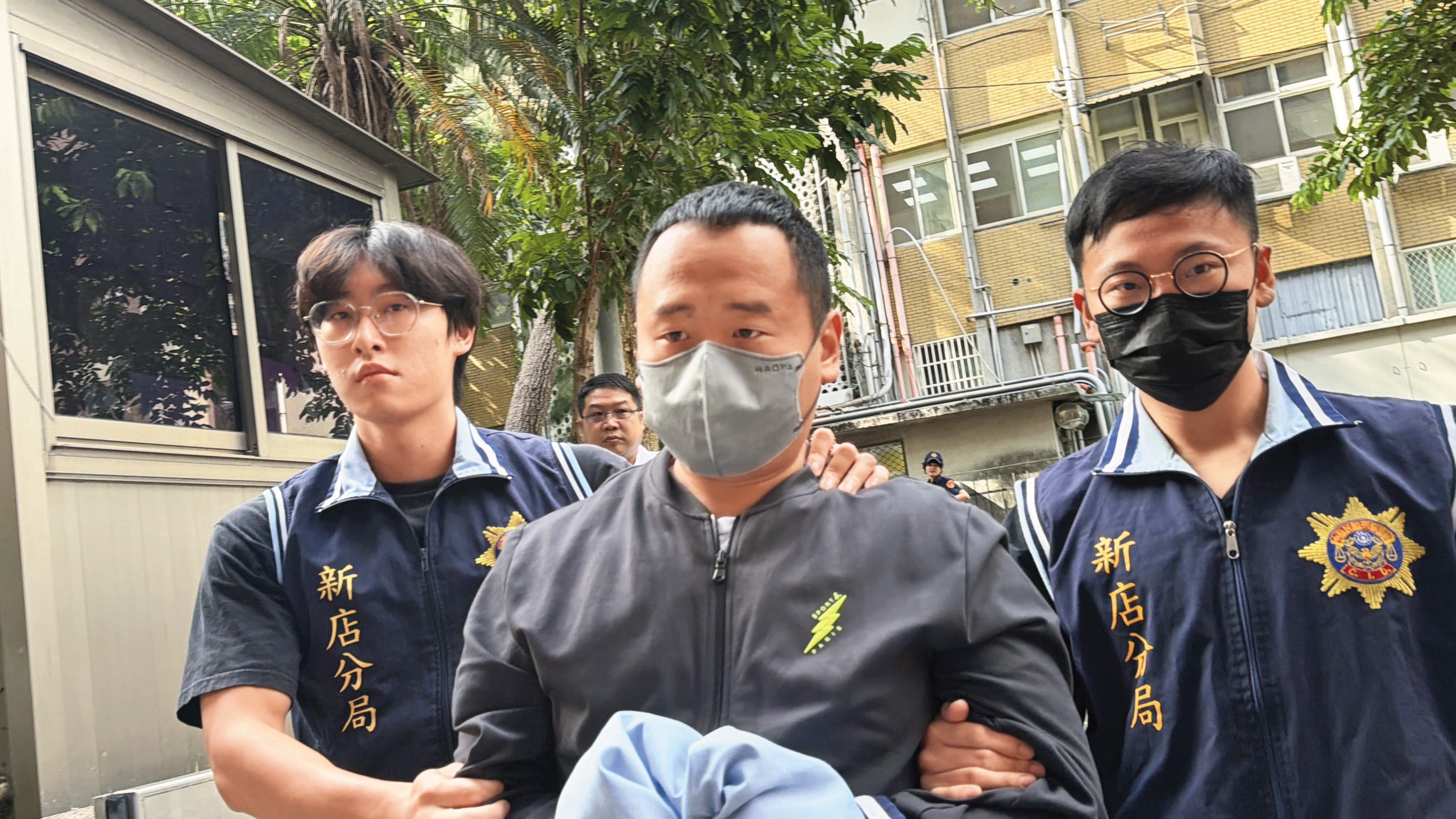 協助張俊傑逃亡的周煥凱(中)遭檢方聲押禁見獲准,幕後另有大咖藏鏡人。(鏡報馮茵)