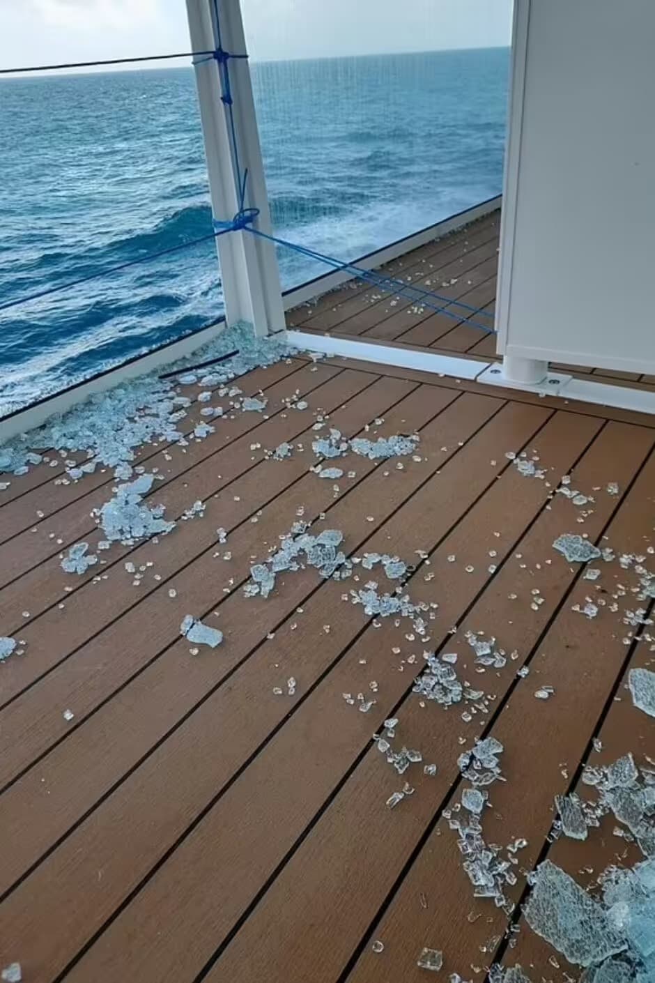 大浪直接把郵輪玻璃打破。（翻自英國《快報》）