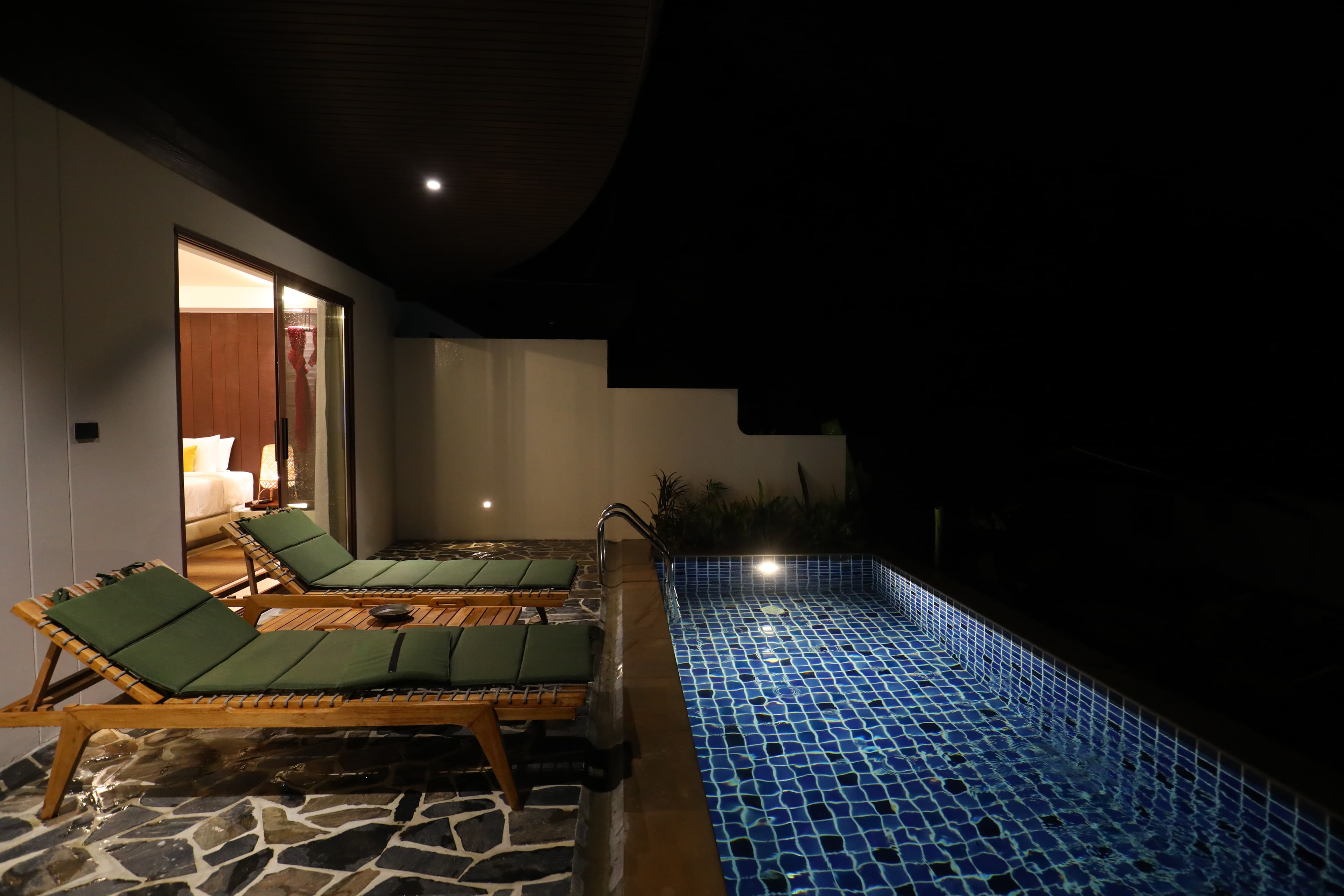 「Luxury one-bedroom villa with garden and pool view」擁有私人泳池,打開落地窗就能跳進沁涼水中。