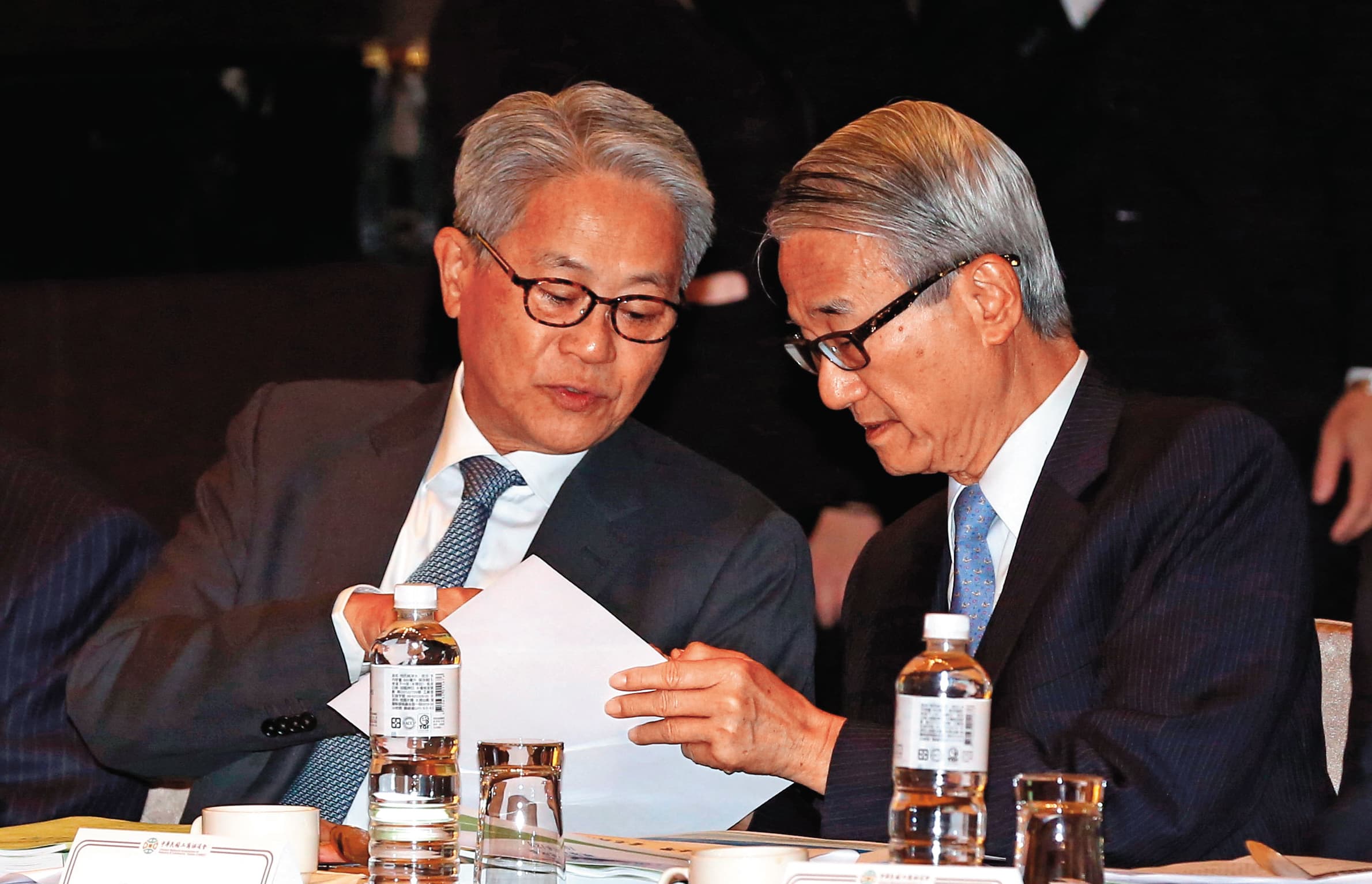 吳東進(右)、吳東亮(左)兄弟要如何解決新壽財務大坑,考驗2人智慧。