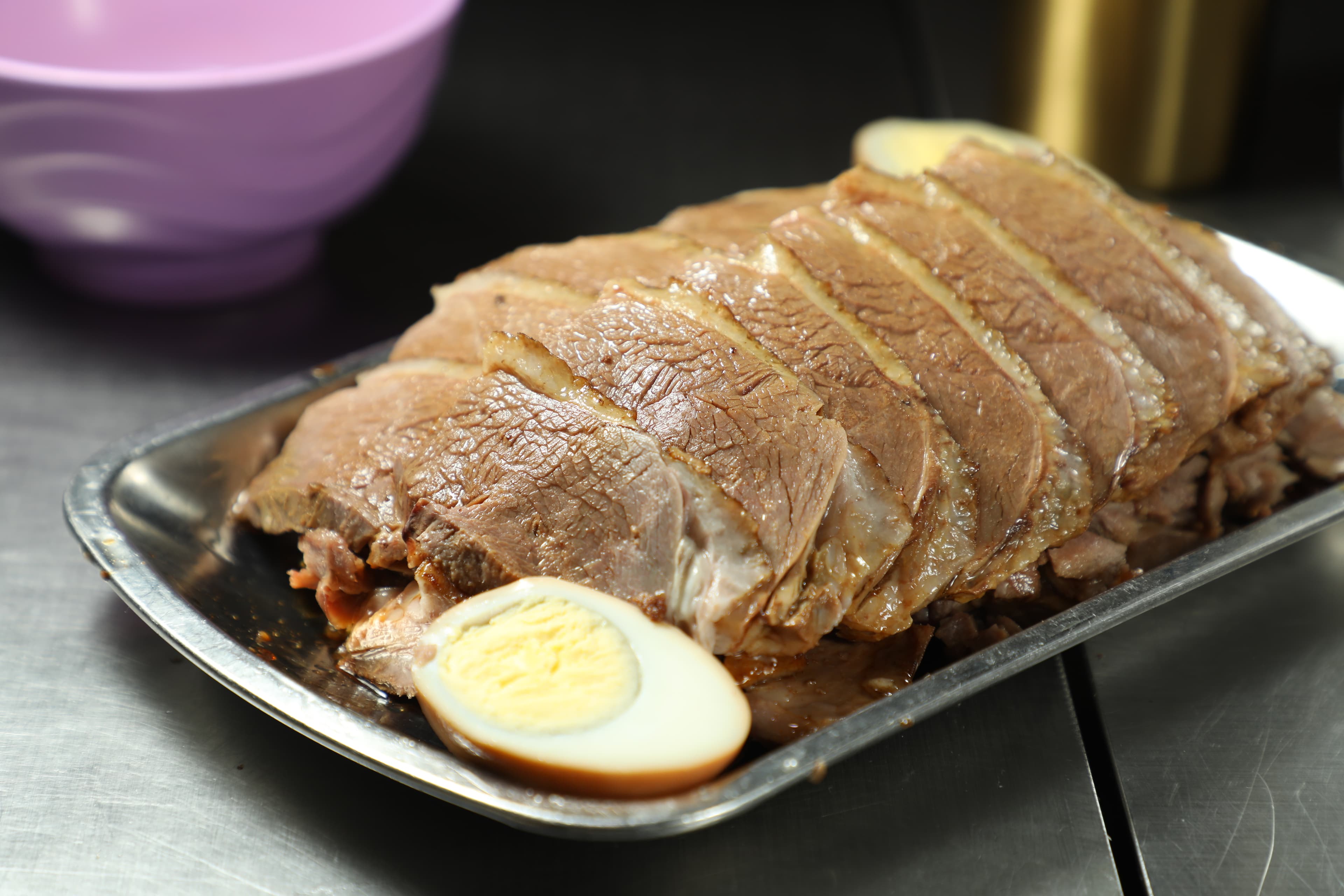「滷水獅頭鵝(例牌)」鵝片厚薄度剛剛好,皮香肉嫩,份量適合兩人吃一盤。(港幣168元/份,約NT$690)