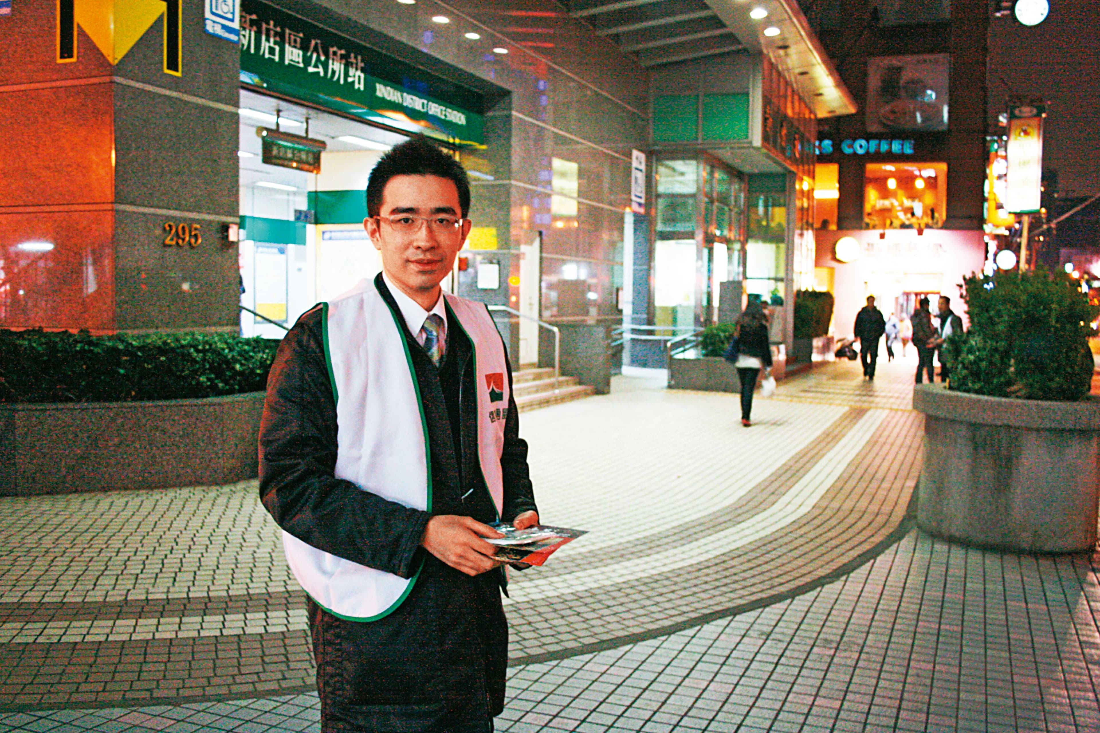周耕宇回台灣進入信義房屋第一個職務是擔任第一線房仲。(信義房屋提供)