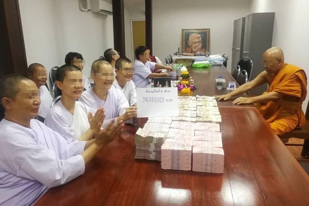 專頁還指控,這群尼姑透過寺內的募款活動,累積了超過1億泰銖的資金。(翻攝自CSI LA)